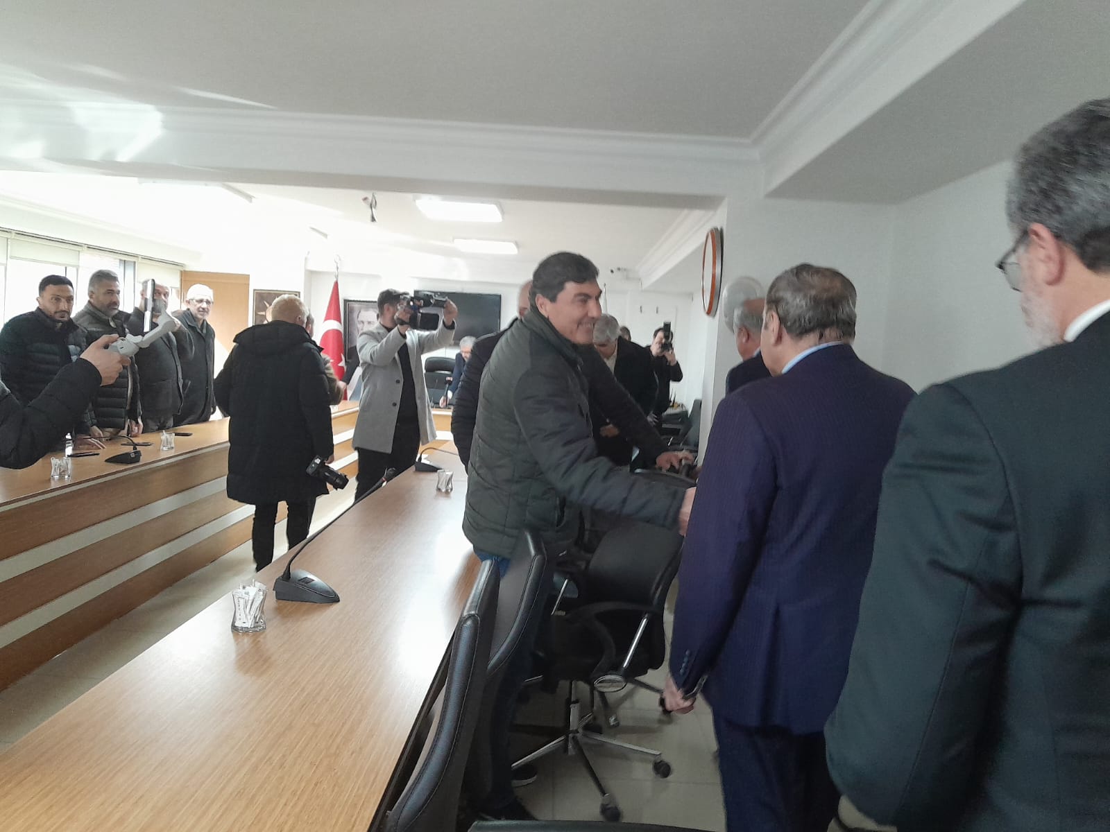 HULUSİ AKAR AK PARTİ İL BAŞKANLIĞINI ZİYARET ETTİ