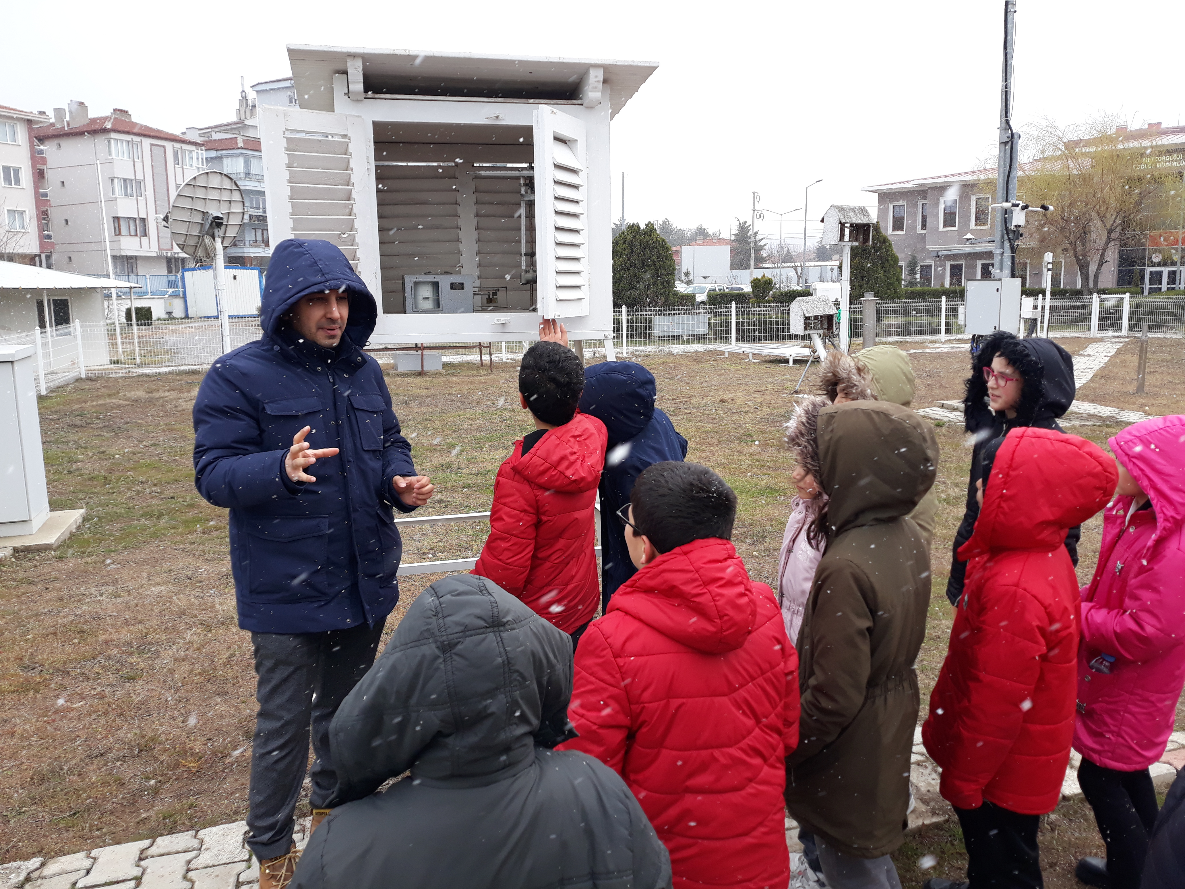ÖĞRENCİLER METEOROLOJİ’Yİ ZİYARET ETTİLER