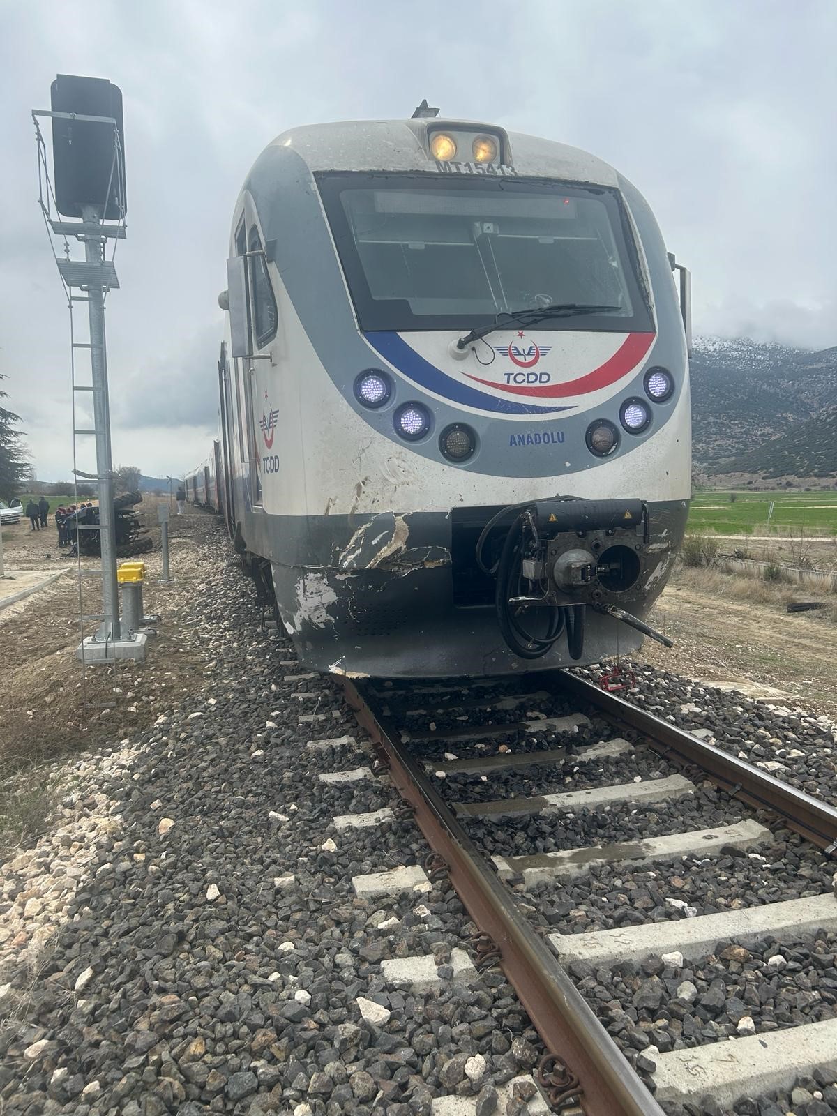 Traktör İle Yolcu Treni Çarpıştı: 1 Ağır Yaralı