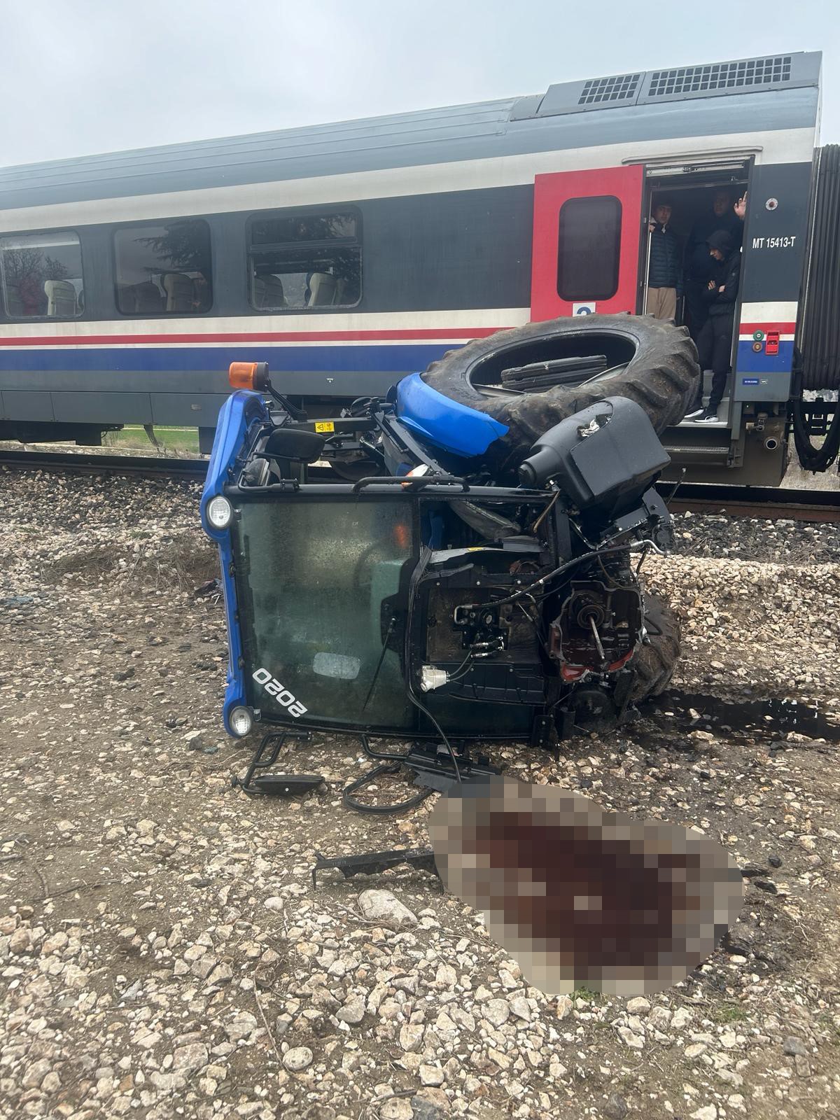 Traktör İle Yolcu Treni Çarpıştı: 1 Ağır Yaralı