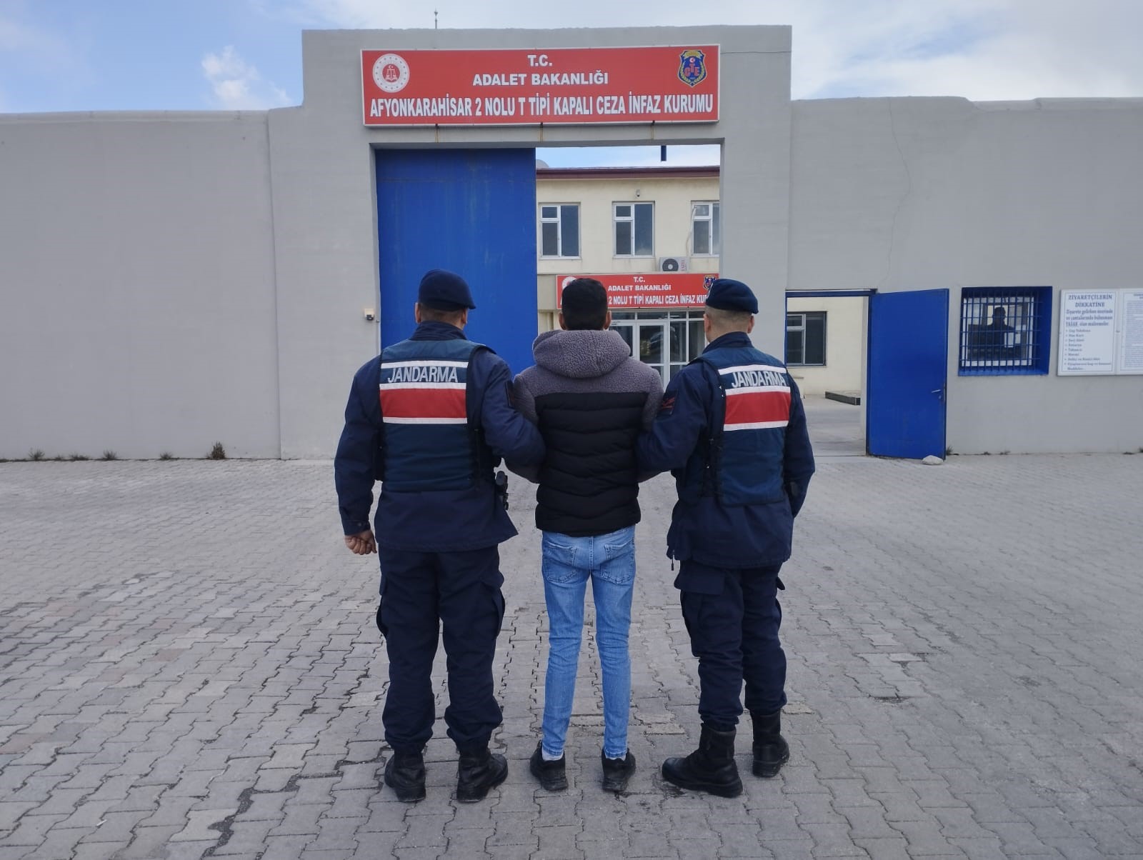 AFYON'DA ARAMASI BULUNAN İKİ ŞÜPHELİ YAKALANDI