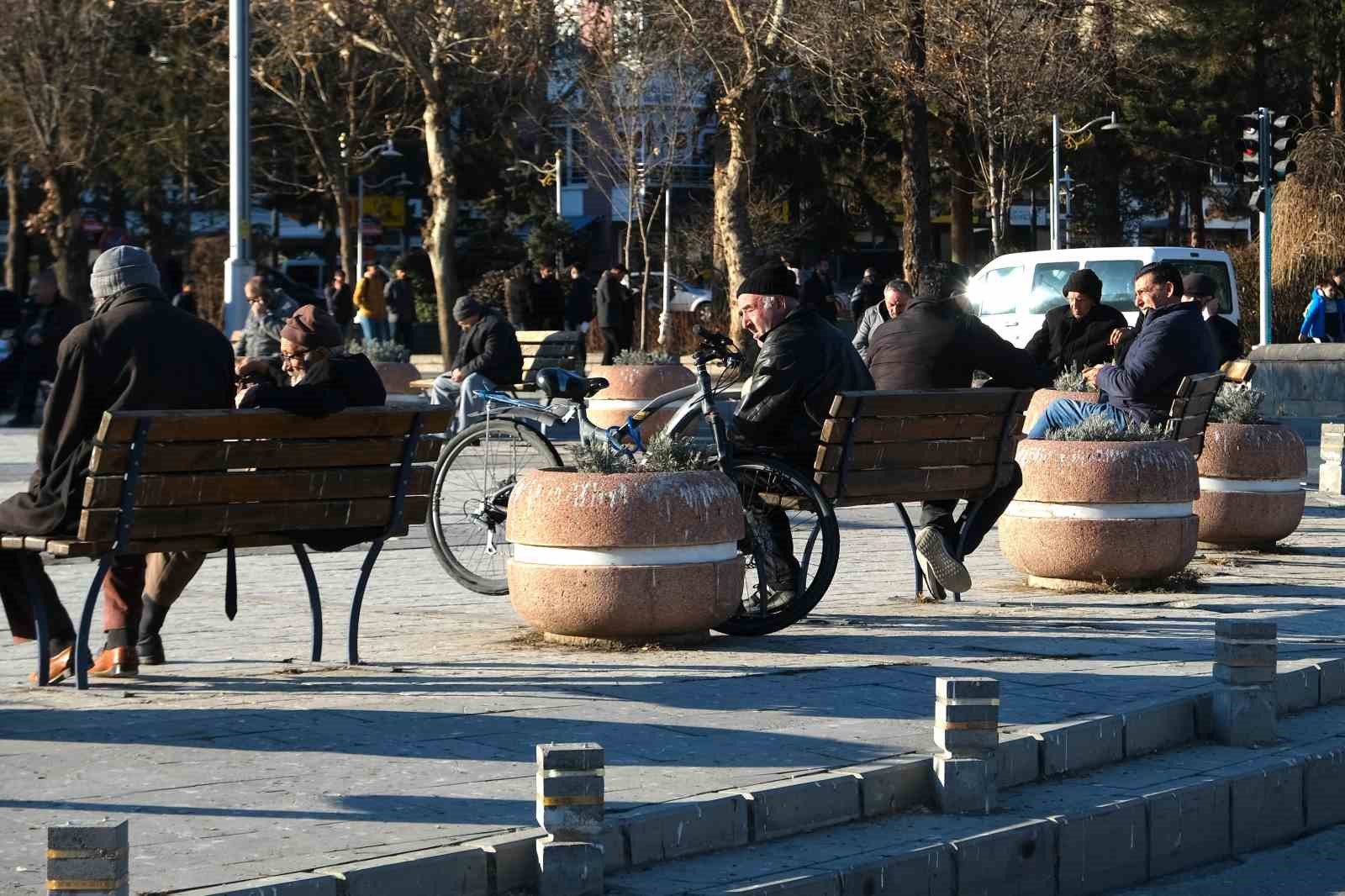 TÜRKİYE’DEKİ YAŞLILARIN YÜZDE 64,1’İ MUTLU