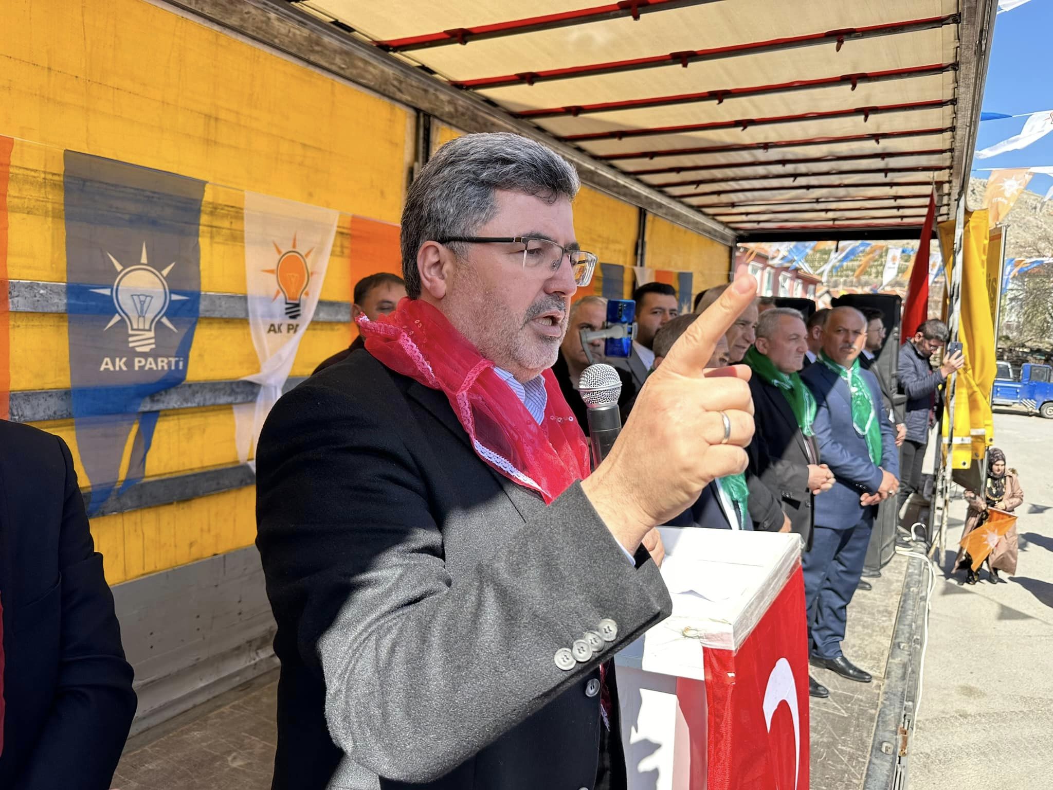 ÖZKAYA, TATARLI HALKIYLA KUCAKLAŞTI