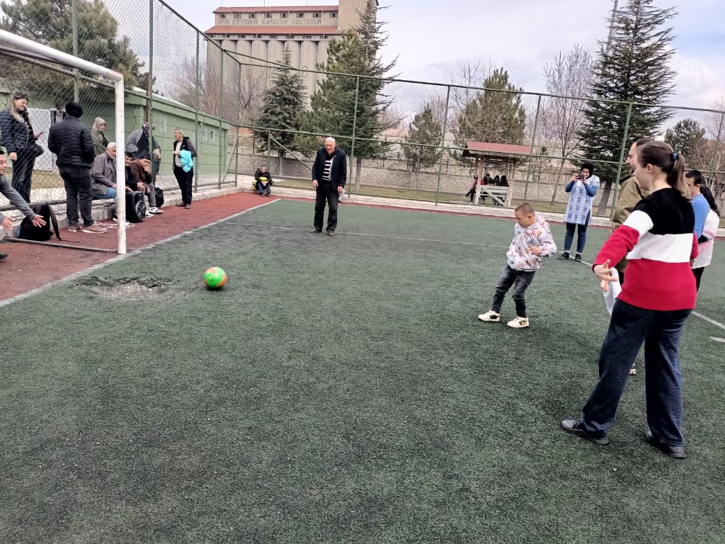 KASAPOĞLU, DOWN SENDROMLU GENÇLERLE BULUŞTU
