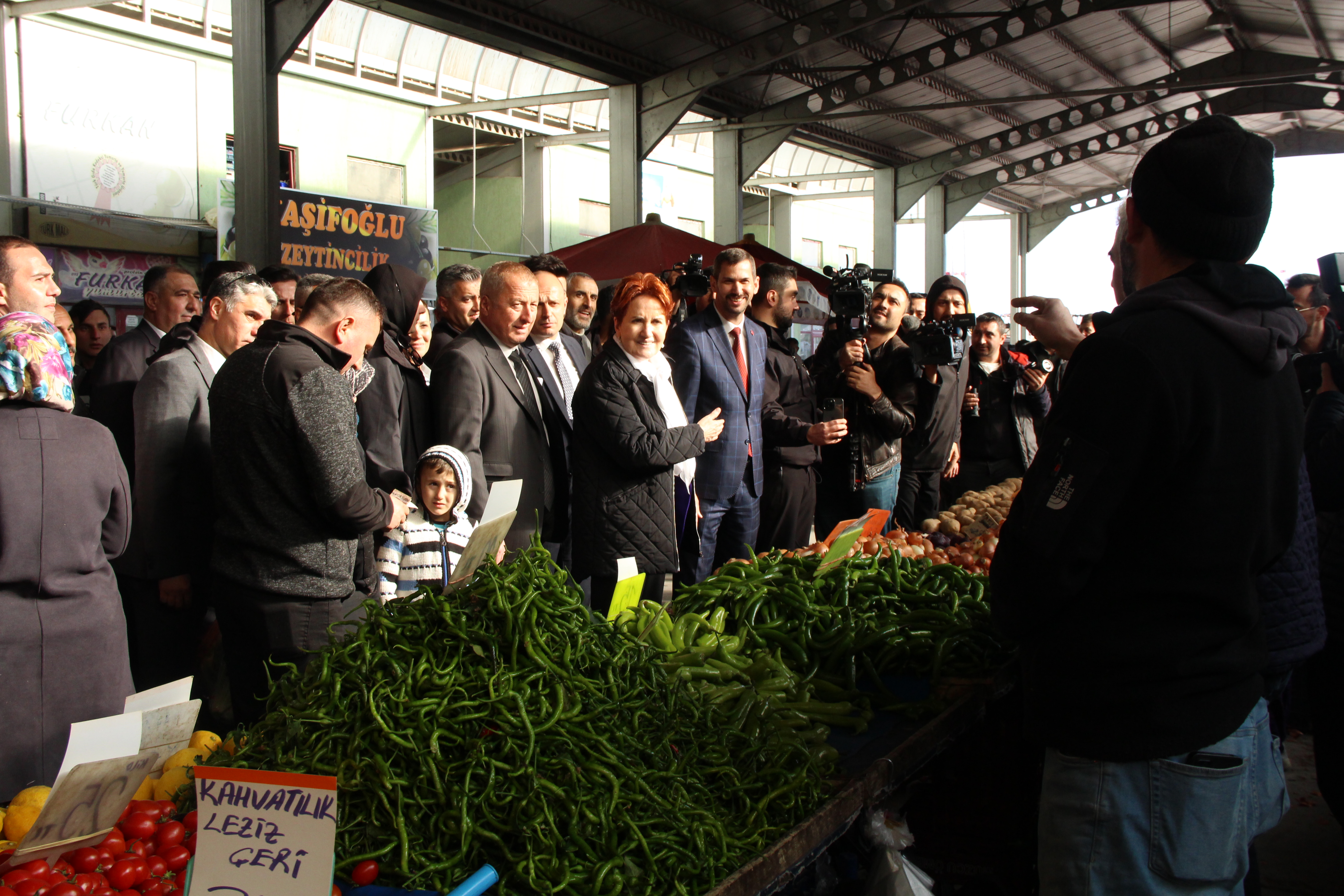 MERAL AKŞENER PAZAR ESNAFI VE VATANDAŞLARLA BULUŞTU