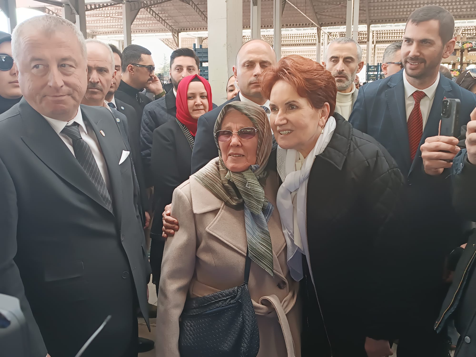 MERAL AKŞENER PAZAR ESNAFI VE VATANDAŞLARLA BULUŞTU
