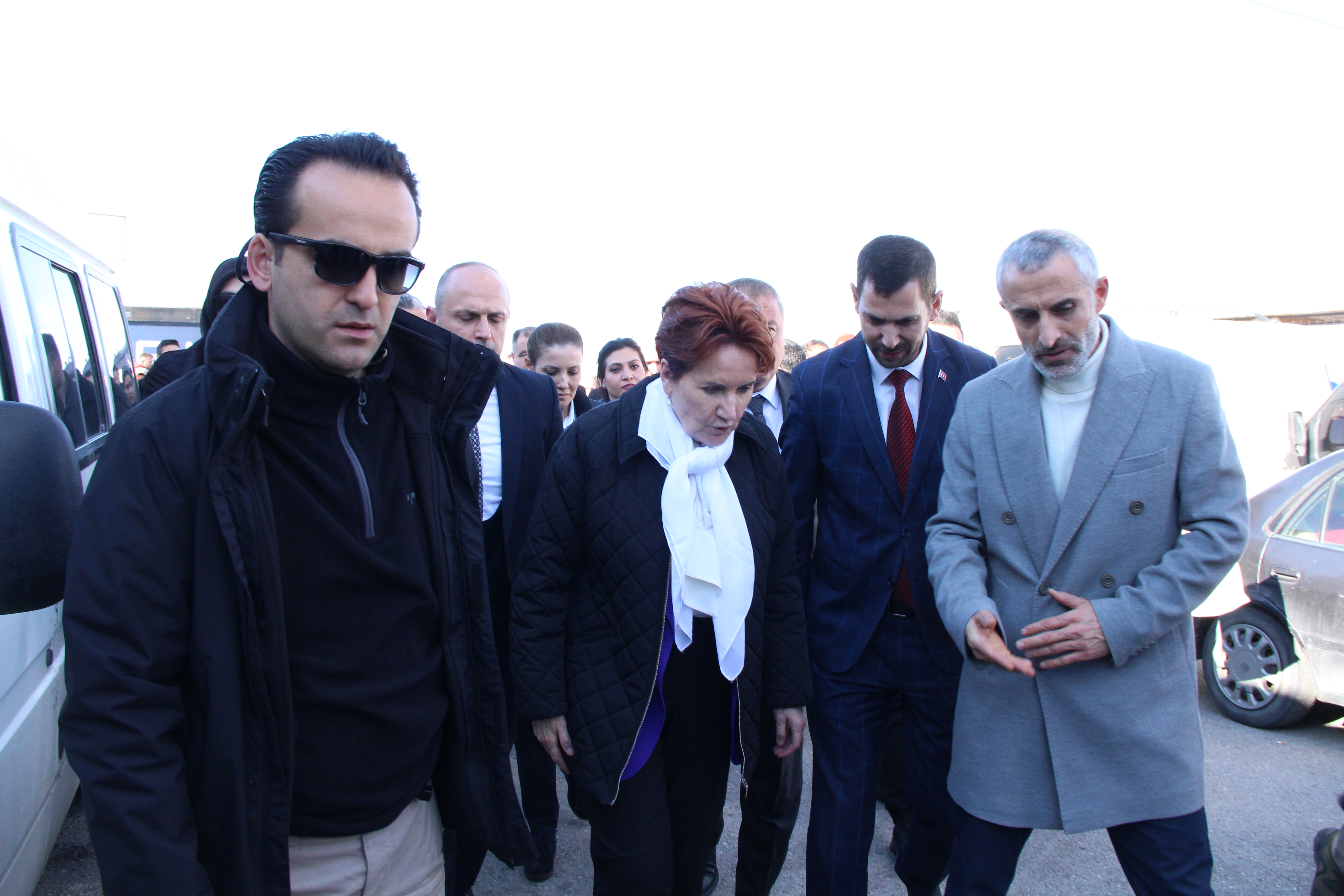 MERAL AKŞENER PAZAR ESNAFI VE VATANDAŞLARLA BULUŞTU