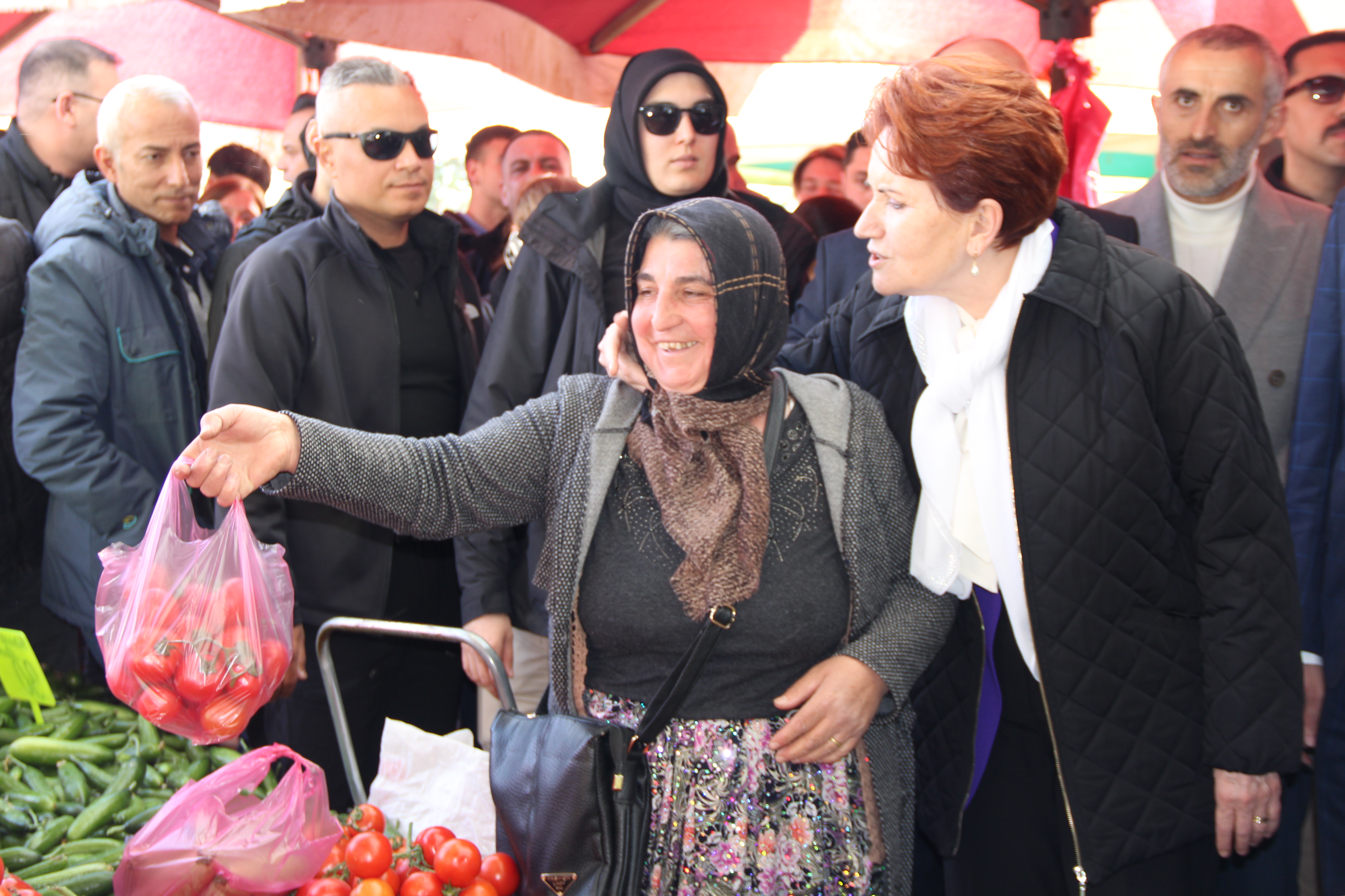 MERAL AKŞENER PAZAR ESNAFI VE VATANDAŞLARLA BULUŞTU