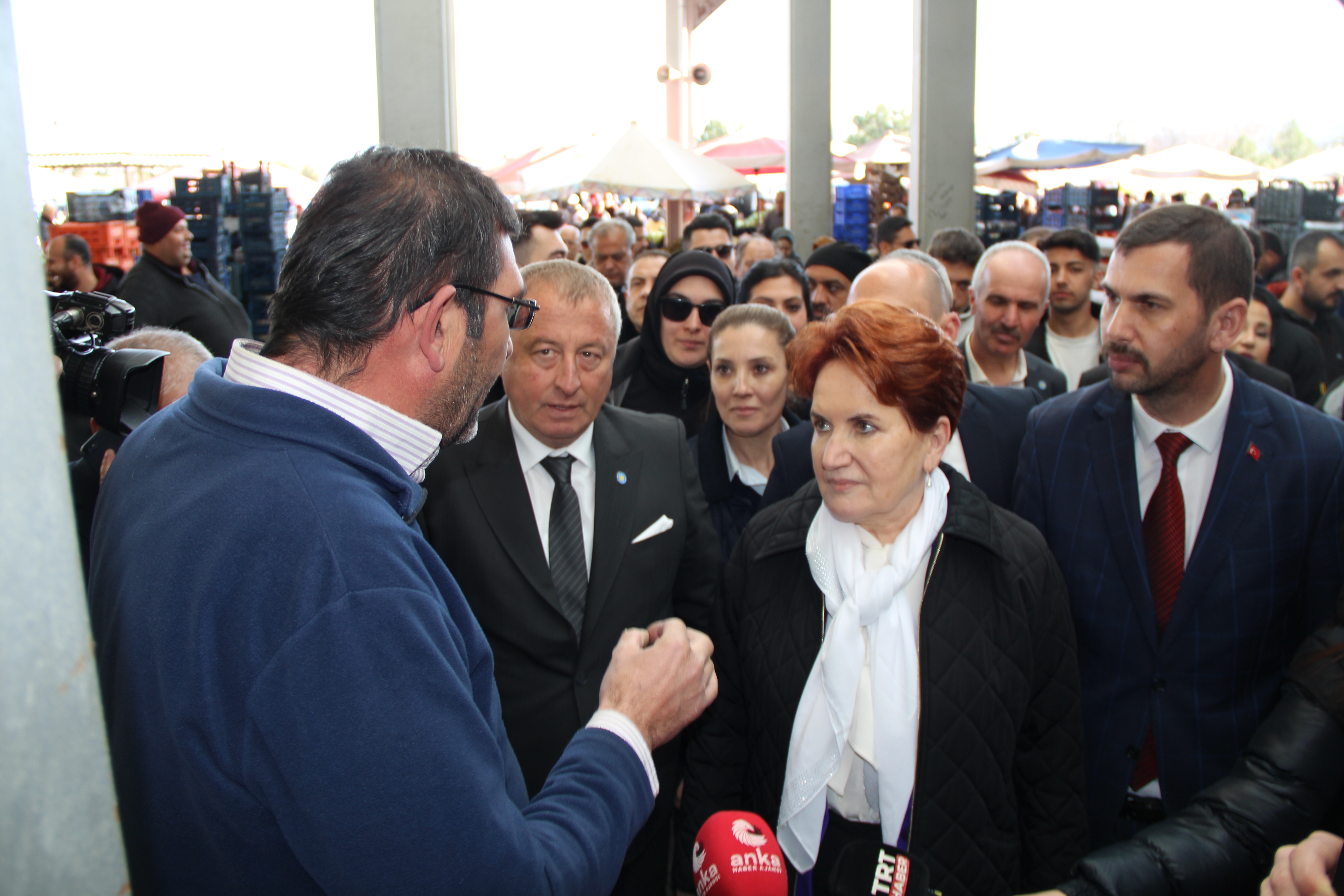 MERAL AKŞENER PAZAR ESNAFI VE VATANDAŞLARLA BULUŞTU