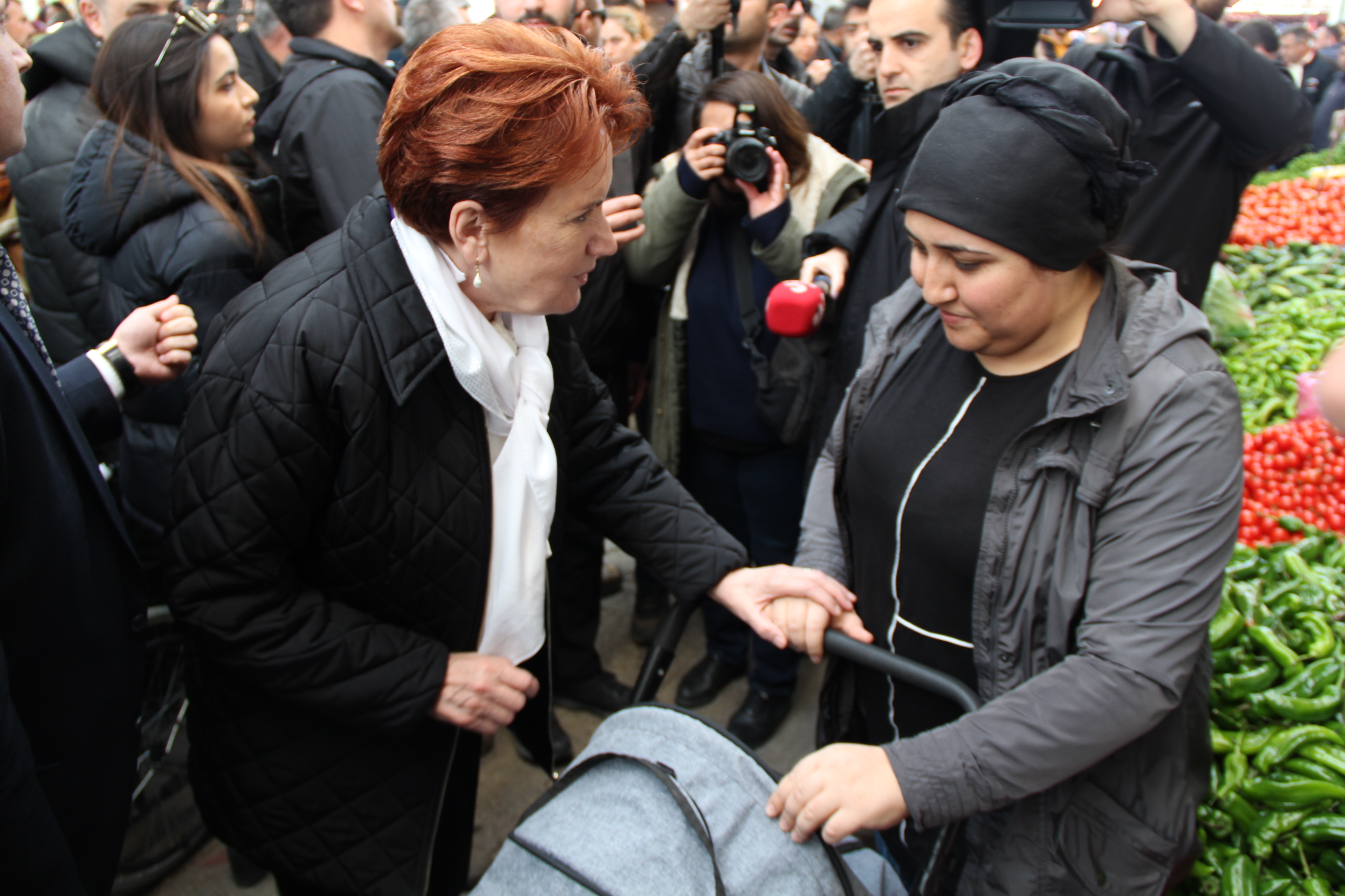 MERAL AKŞENER PAZAR ESNAFI VE VATANDAŞLARLA BULUŞTU