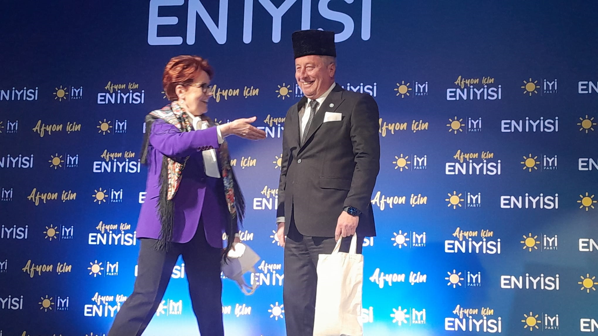 Olgun'dan Akşener'e anlamlı hediye