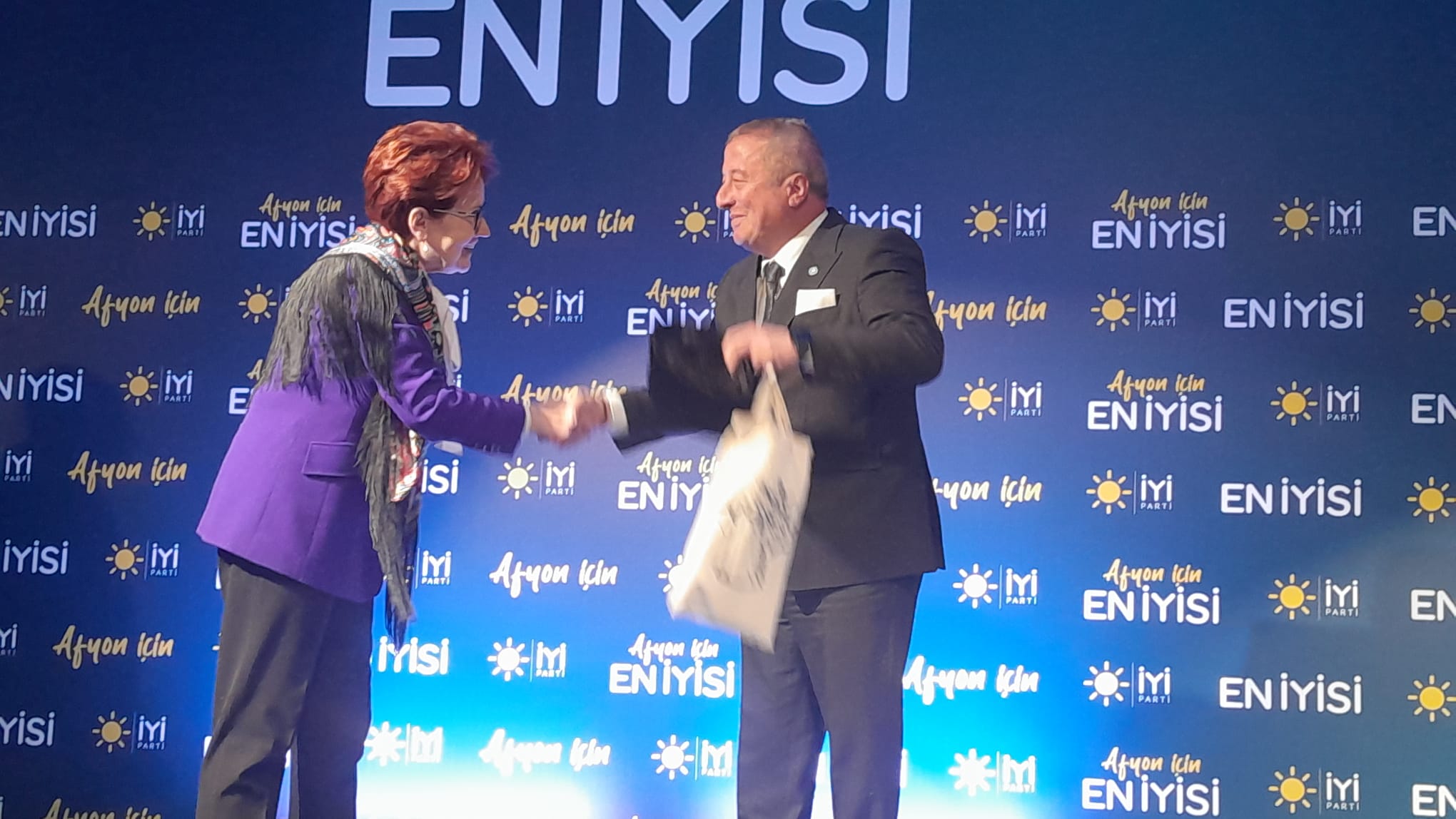 Olgun'dan Akşener'e anlamlı hediye