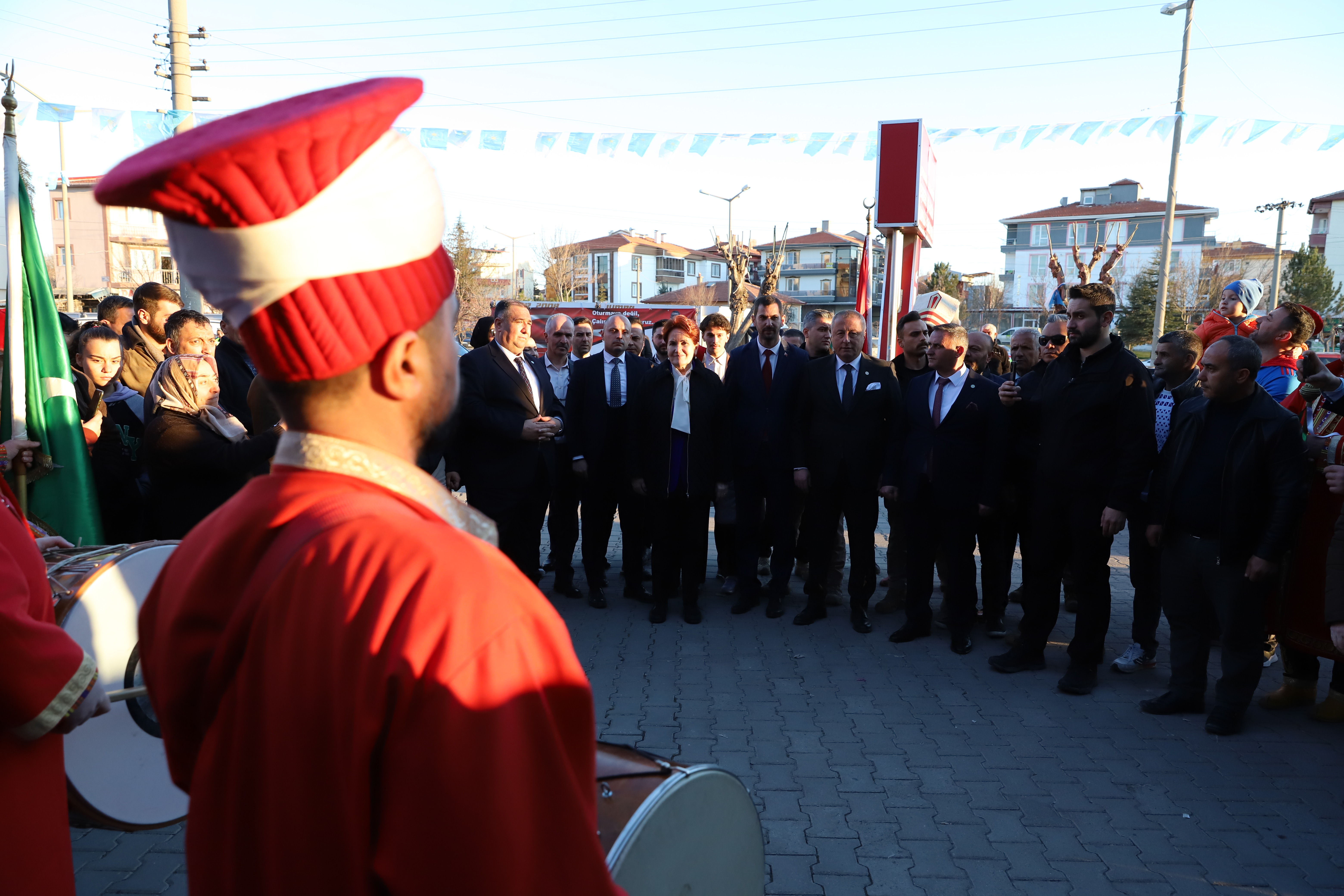 AKŞENER MEHTER MARŞI EŞLİĞİNDE KARŞILANDI