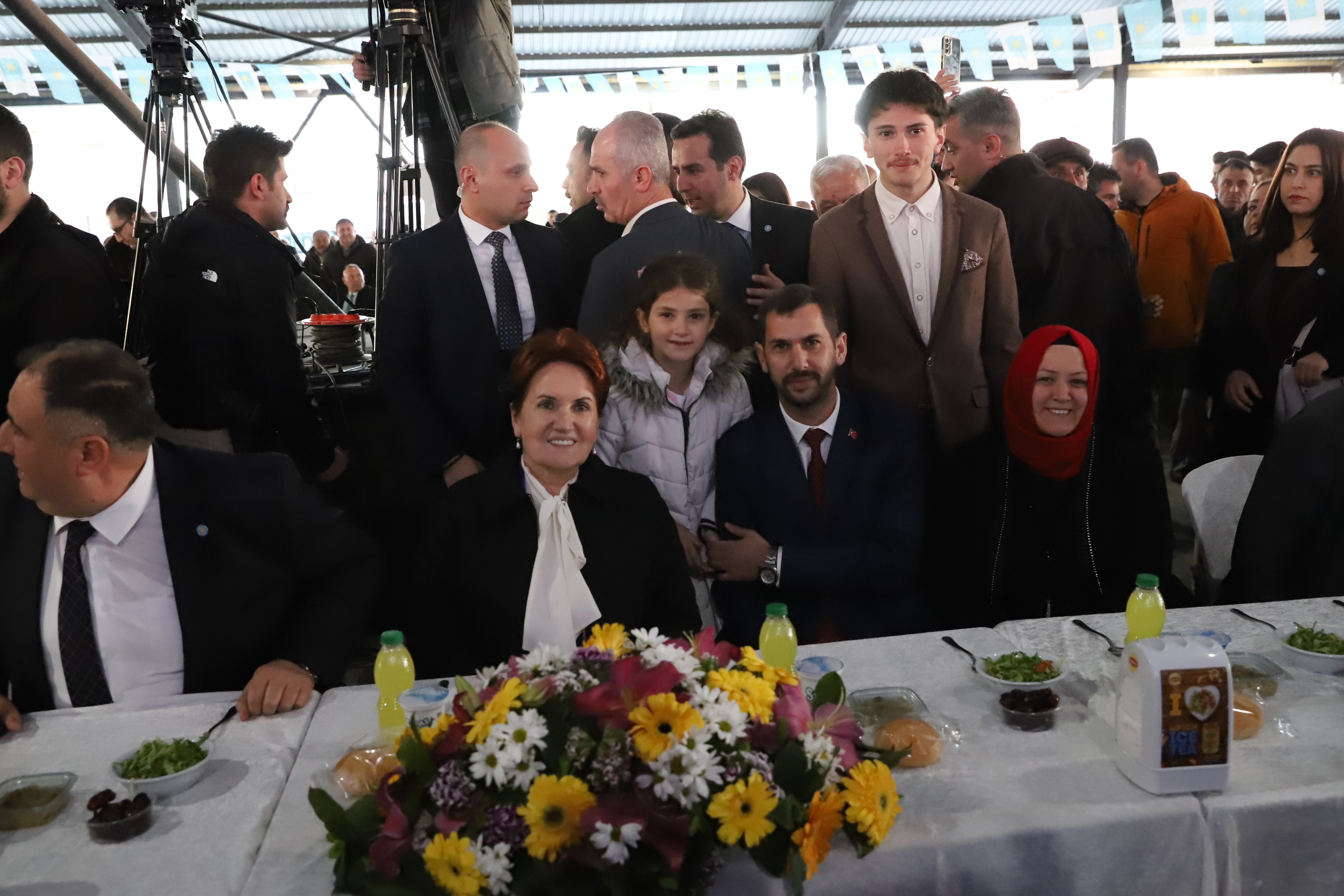 AKŞENER MEHTER MARŞI EŞLİĞİNDE KARŞILANDI