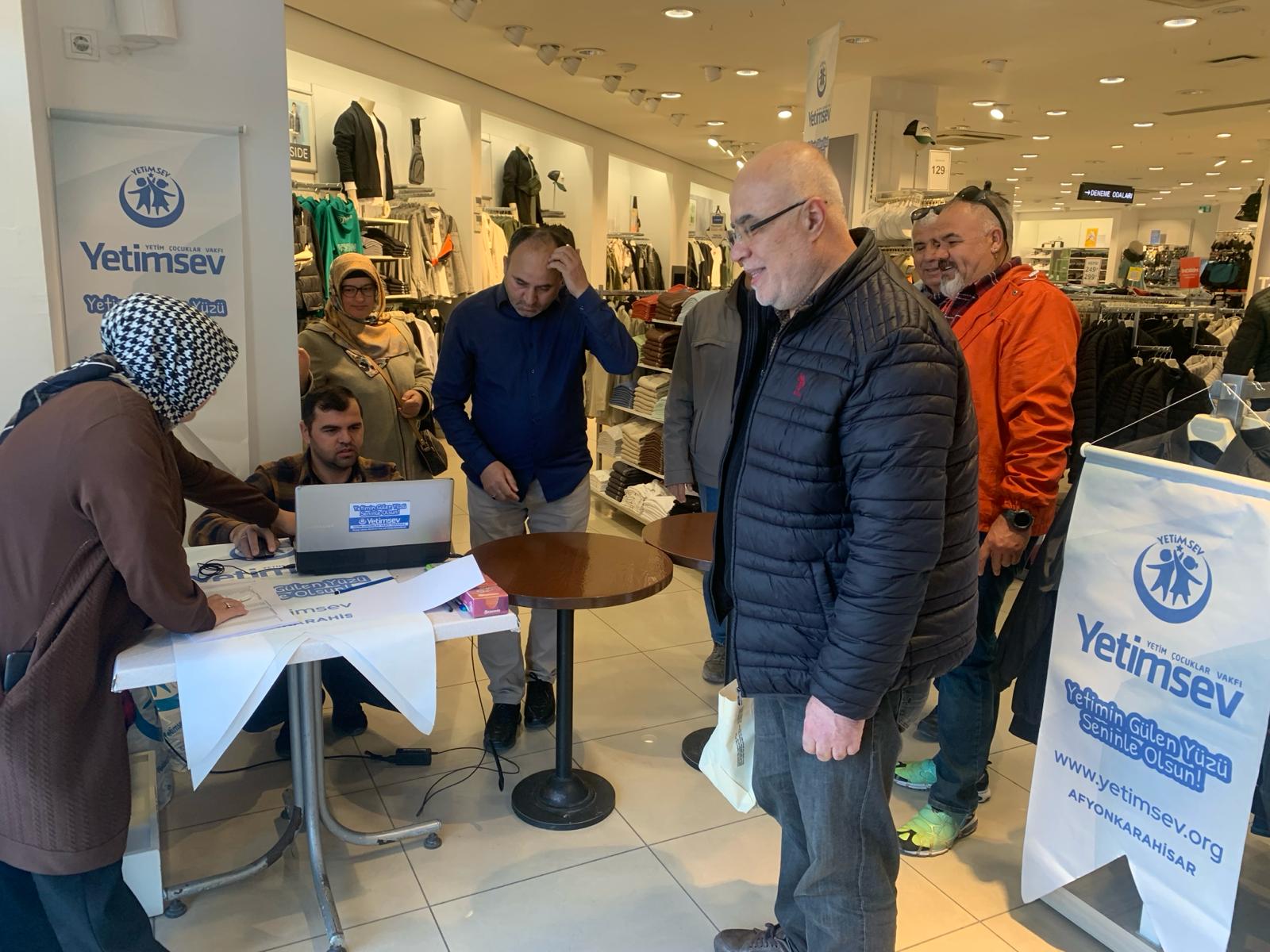 Afyon'da Yetimsev Vakfı, 850 Çocuğa Bayramlık Aldı