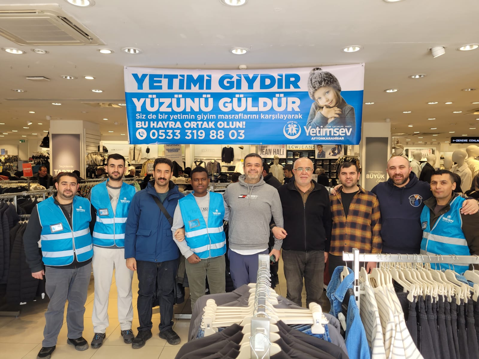 Afyon'da Yetimsev Vakfı, 850 Çocuğa Bayramlık Aldı