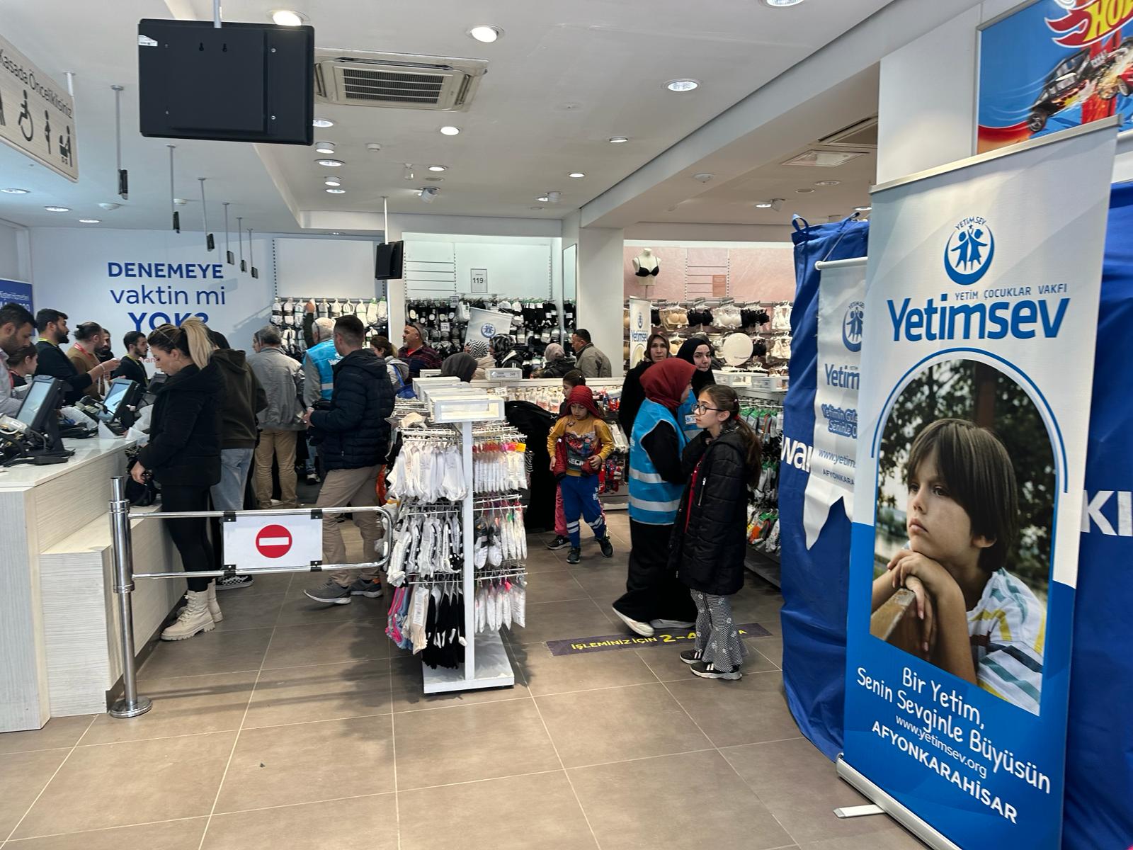 Afyon'da Yetimsev Vakfı, 850 Çocuğa Bayramlık Aldı
