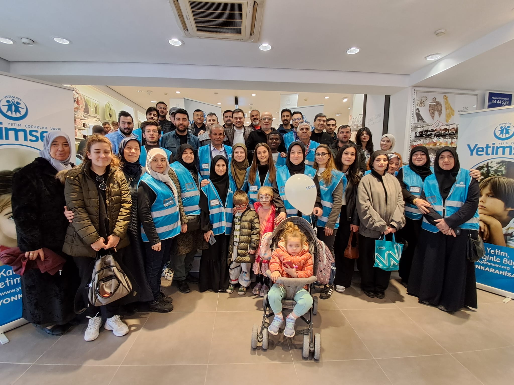 Afyon'da Yetimsev Vakfı, 850 Çocuğa Bayramlık Aldı