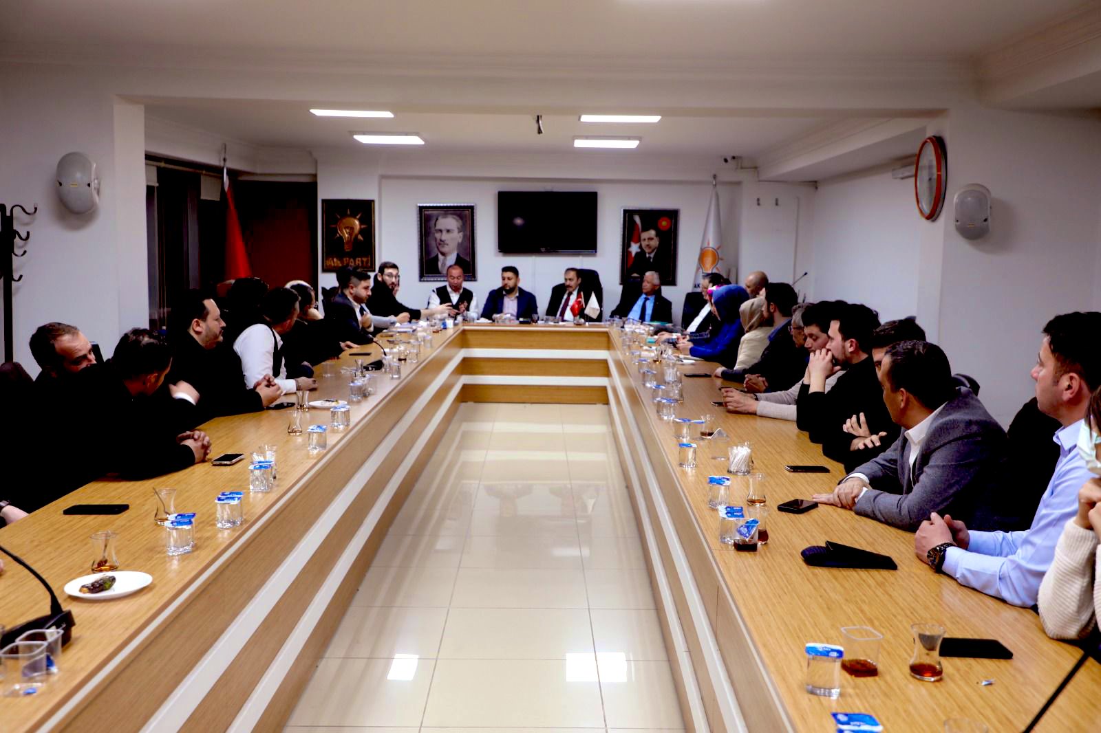 Eski Bakan Eroğlu Teşkilatıyla Yoğun Mesai Harcıyor