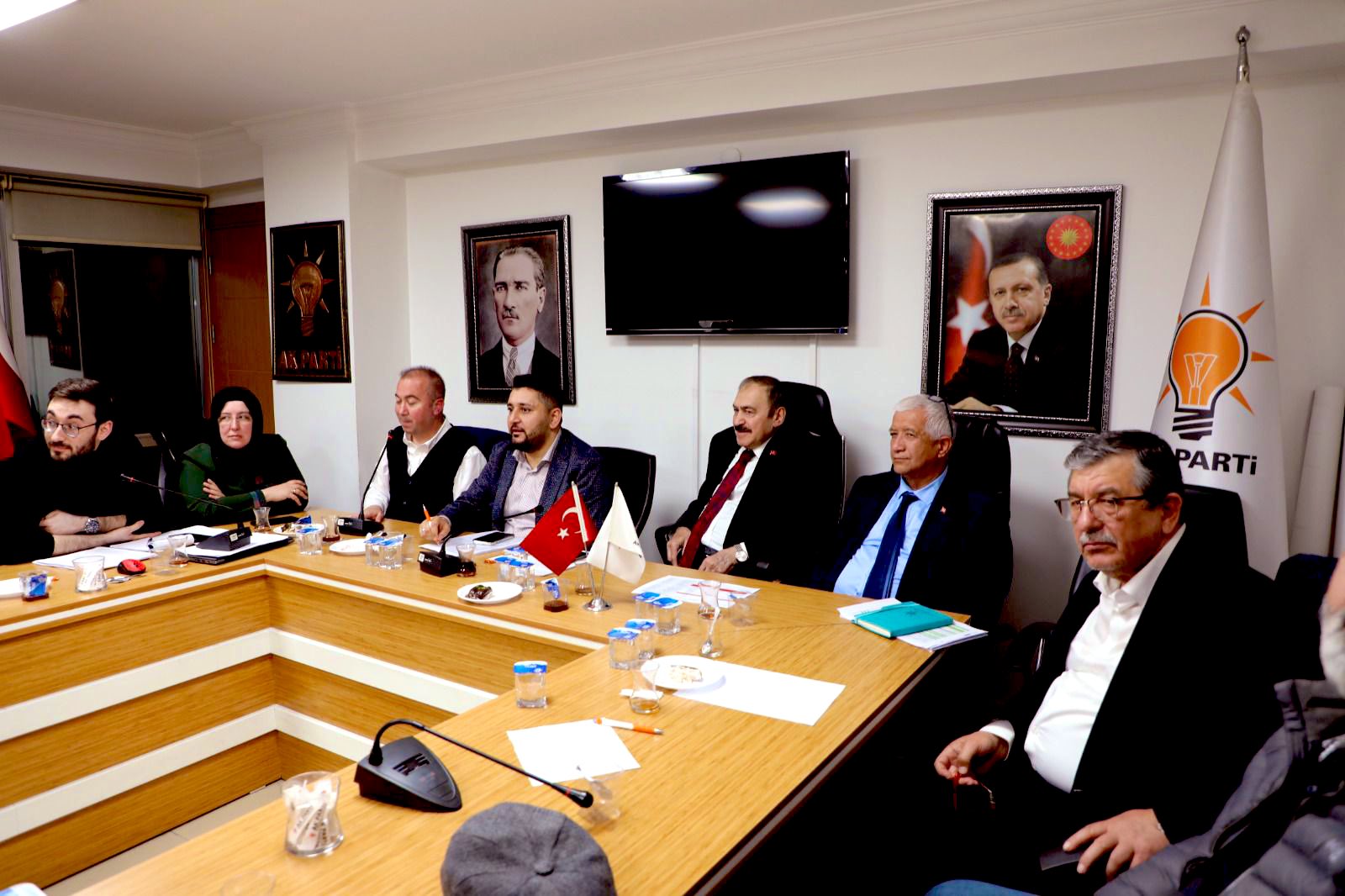 Eski Bakan Eroğlu Teşkilatıyla Yoğun Mesai Harcıyor