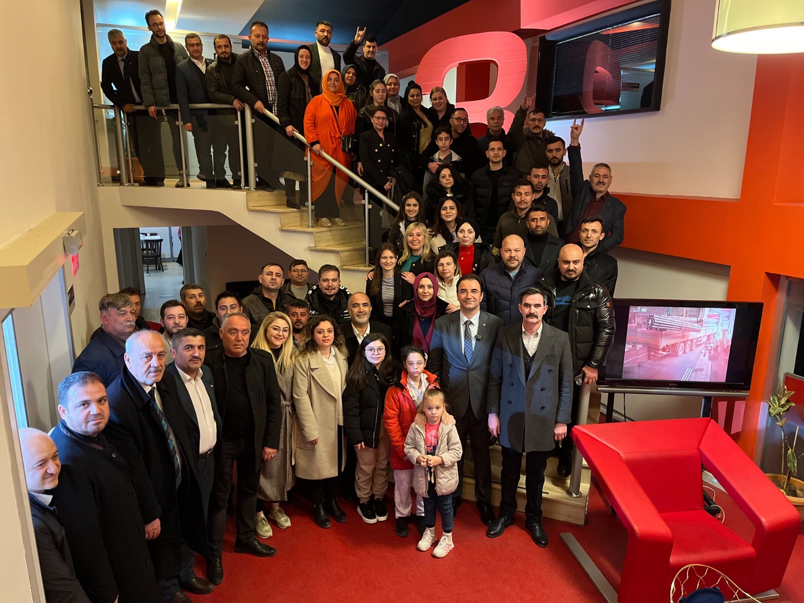 SIKIŞAN SİYASETTE VESAYETTEN ÇIKIŞ İÇİN MHP