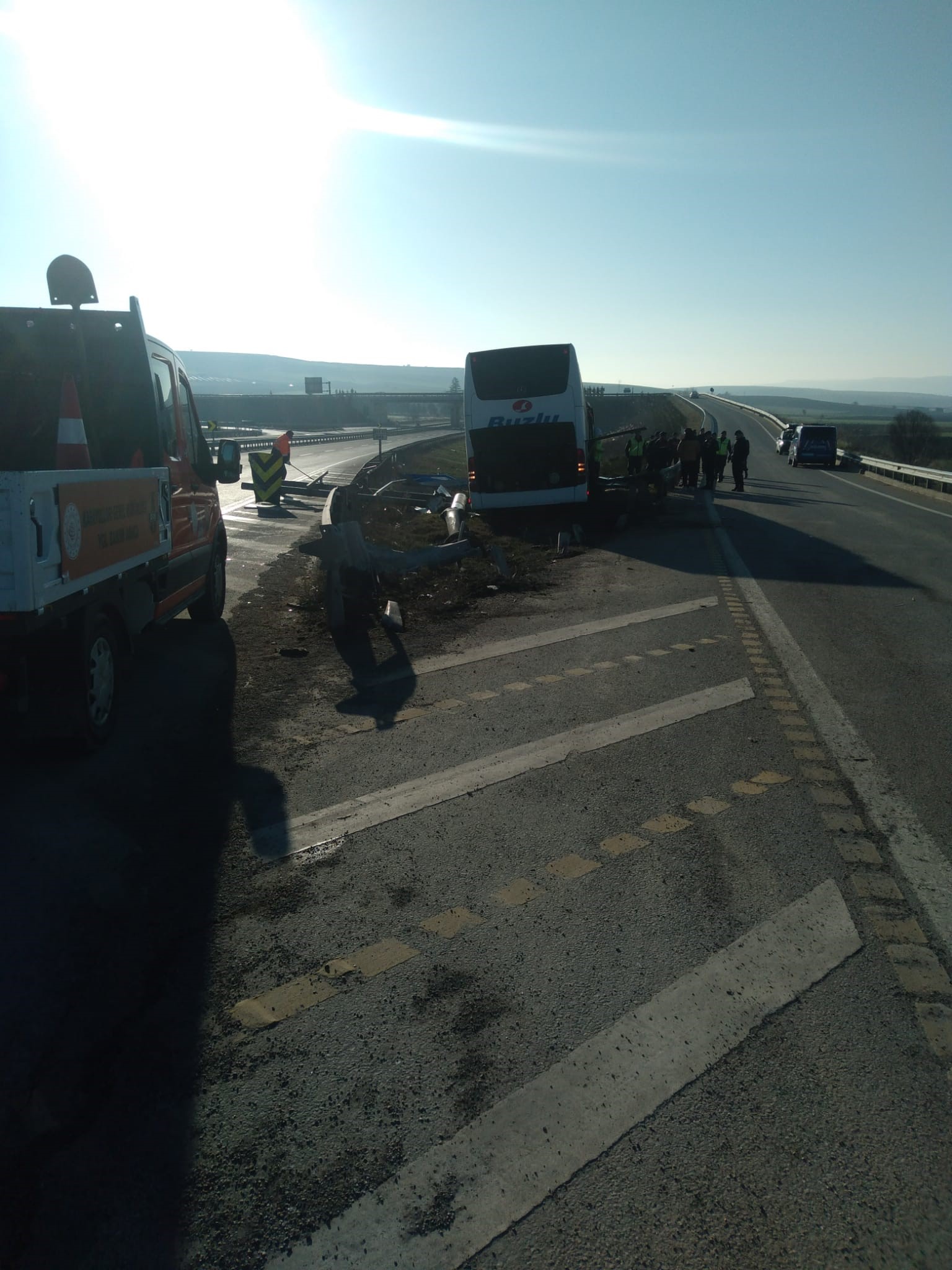 Yolcu Otobüsü Bariyerlere Çarptı! 14 Yaralı