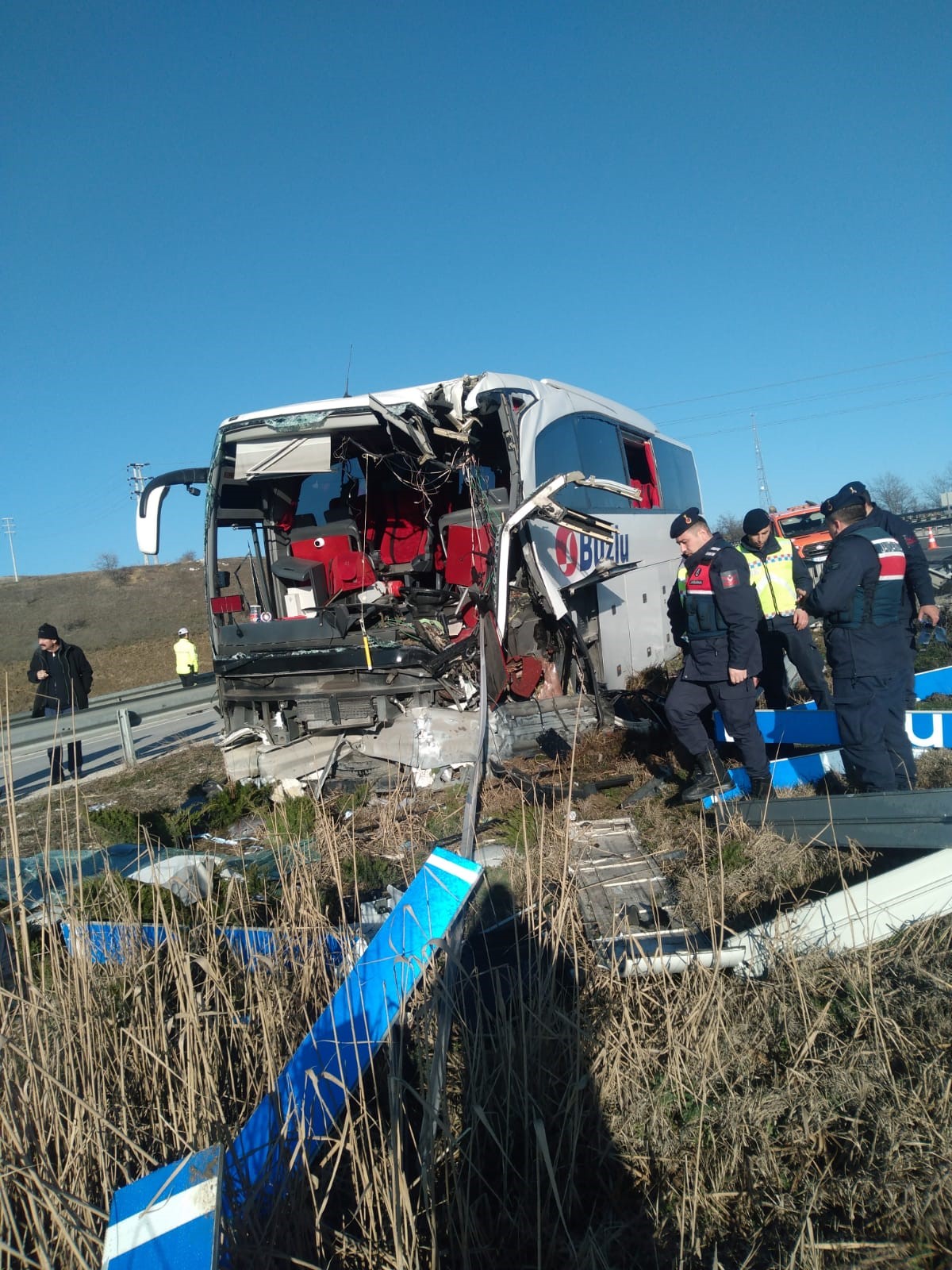 Yolcu Otobüsü Bariyerlere Çarptı! 14 Yaralı