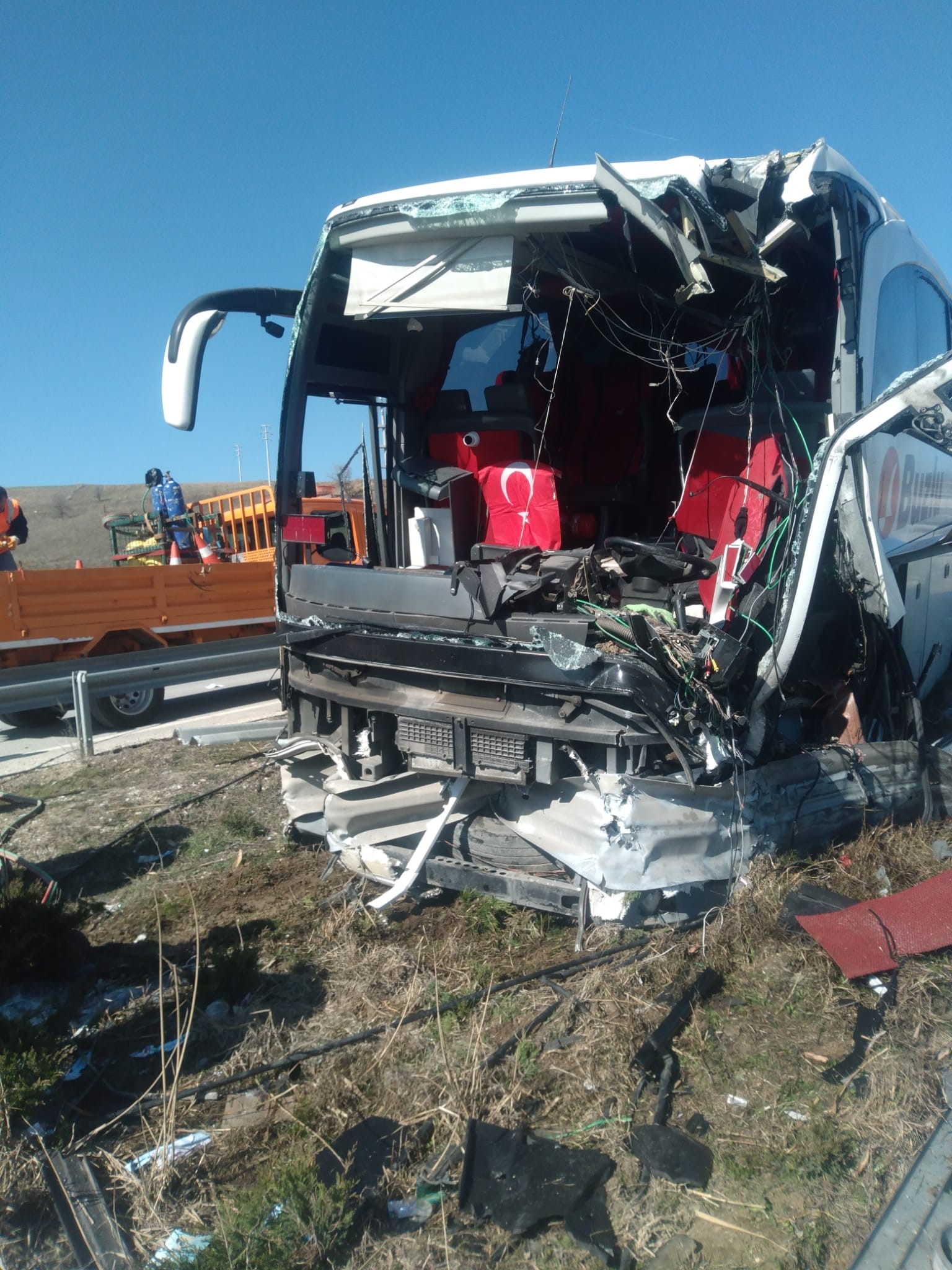 Yolcu Otobüsü Bariyerlere Çarptı! 14 Yaralı