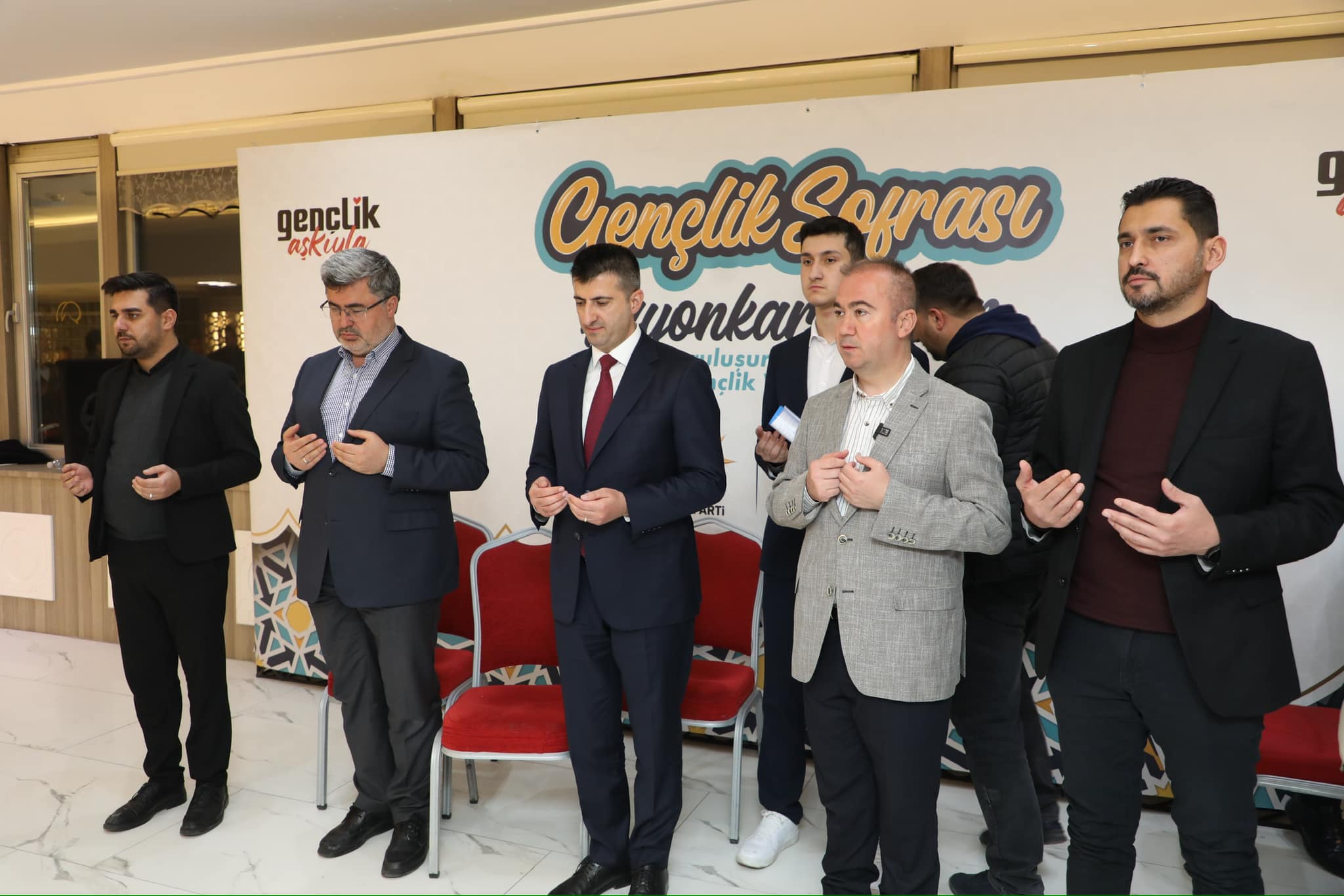 AK GENÇLİK ÇELEBİ'NİN KATILDIĞI SAHUR PROGRAMINDA BULUŞTU