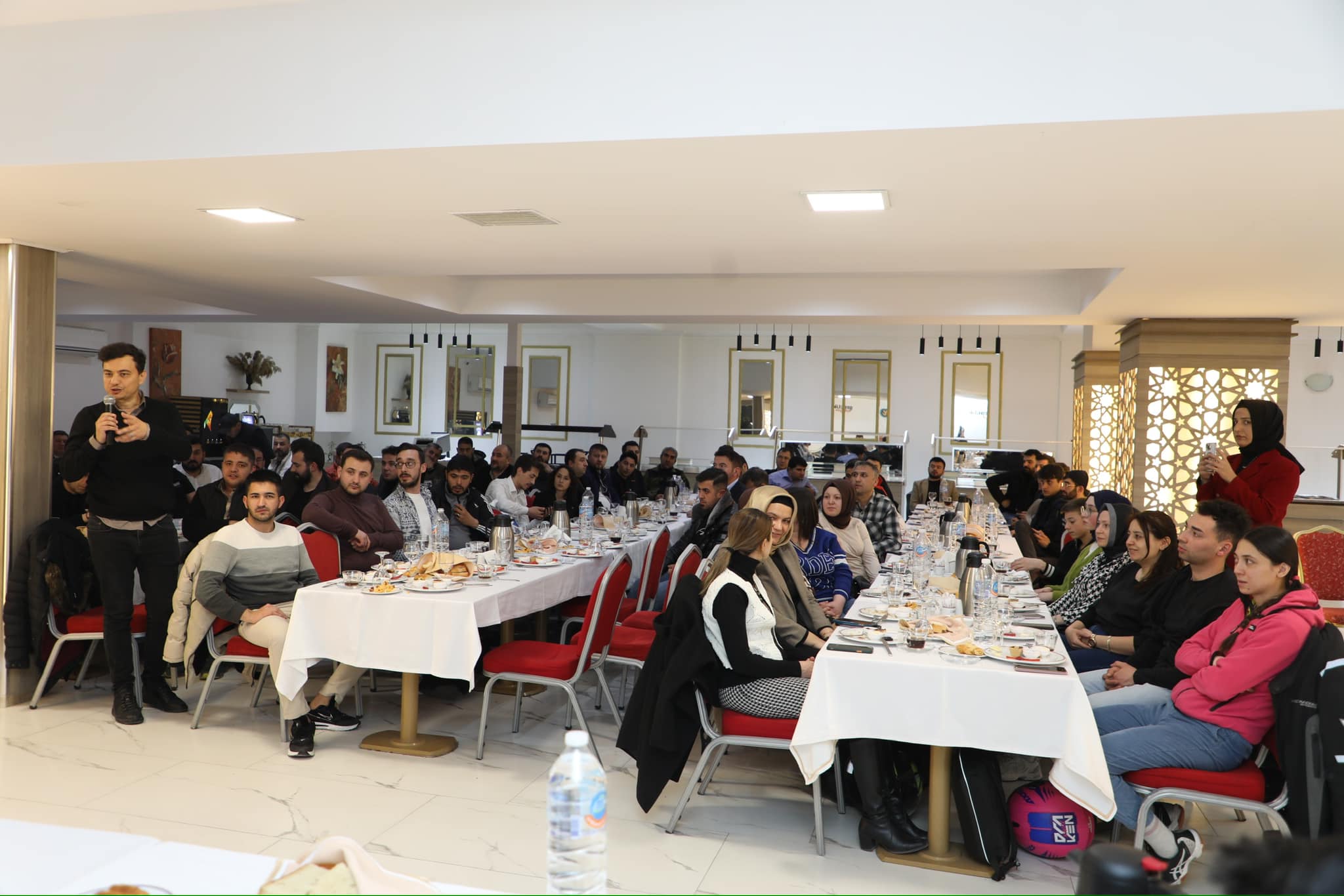 AK GENÇLİK ÇELEBİ'NİN KATILDIĞI SAHUR PROGRAMINDA BULUŞTU
