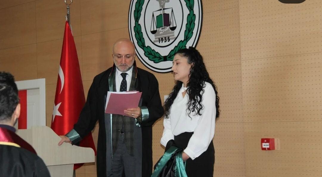 Genç Avukat Cübbesini Giydi