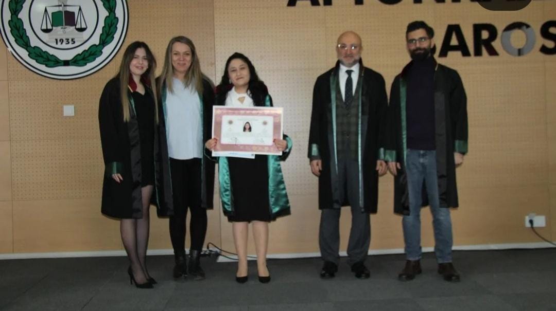 Genç Avukat Cübbesini Giydi