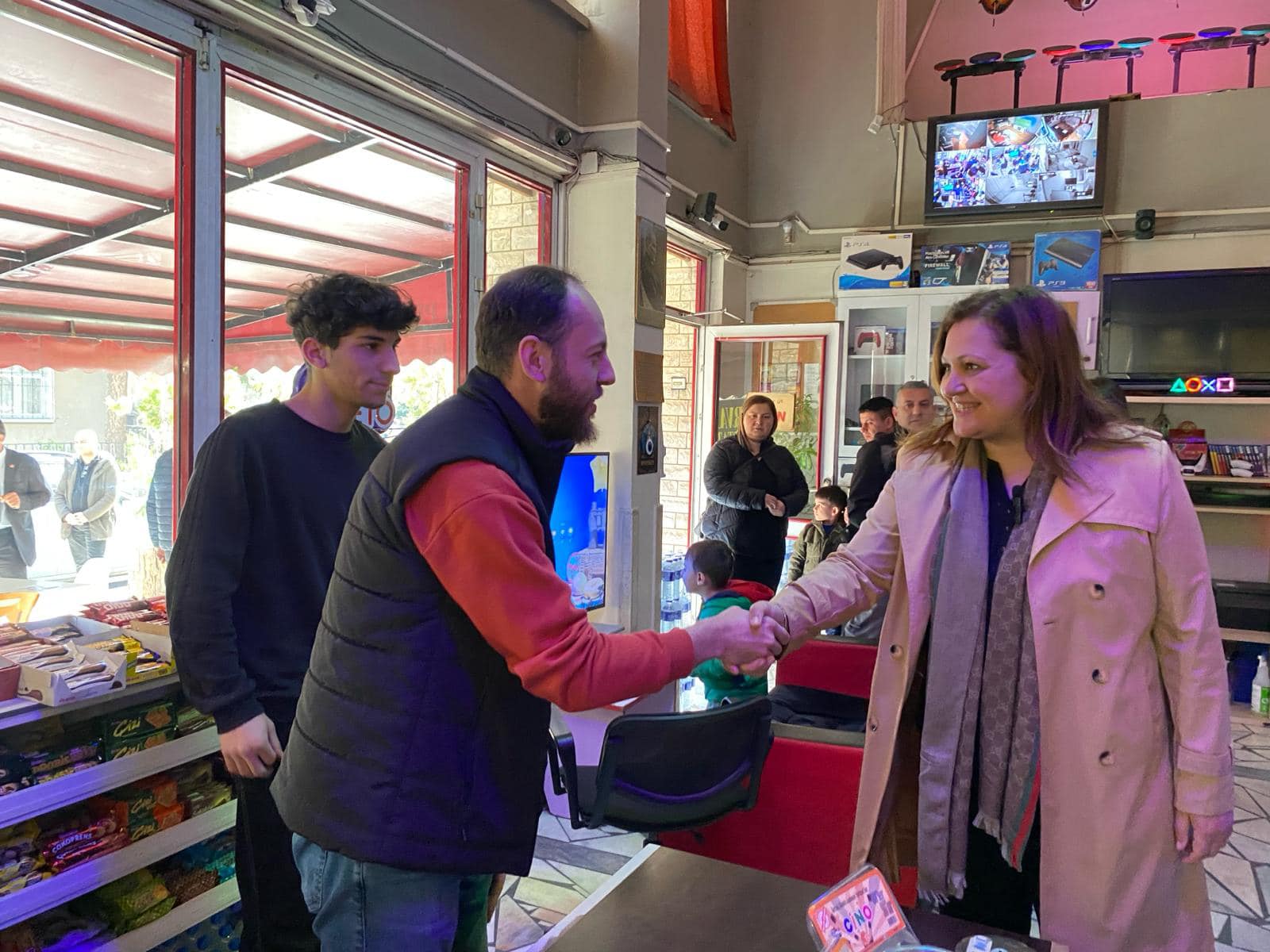 Topuklu Efe'den Yerel Esnafa Destek