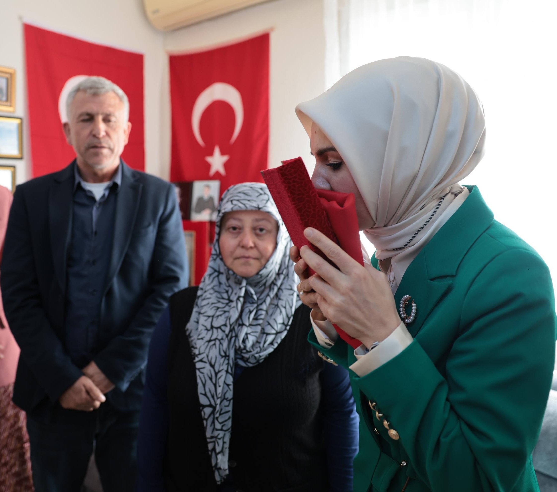 Bakan Göktaş Afyonlu Şehidin Ailesini İzmir'deki Evinde Ziyaret Etti