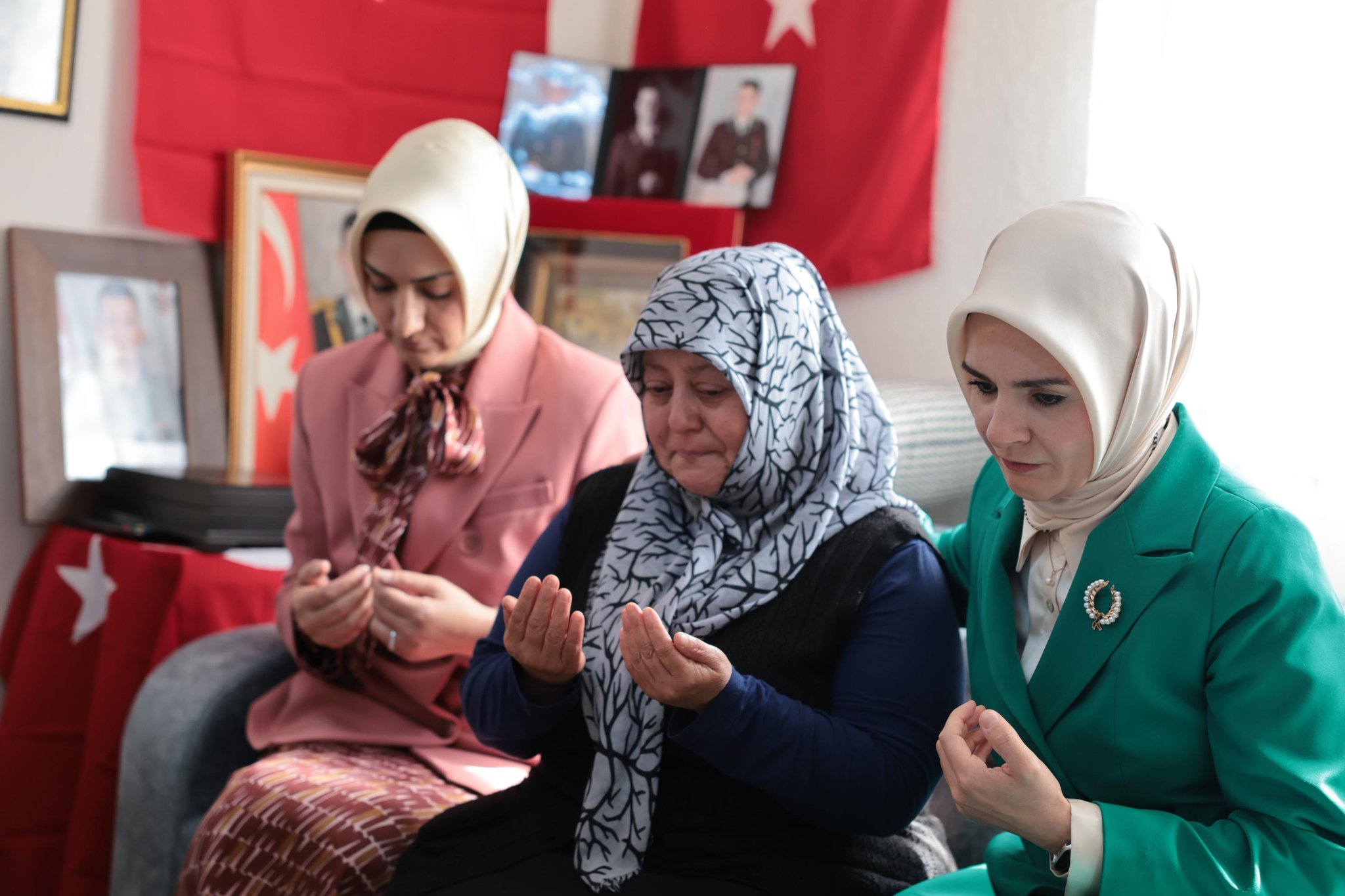 Bakan Göktaş Afyonlu Şehidin Ailesini İzmir'deki Evinde Ziyaret Etti
