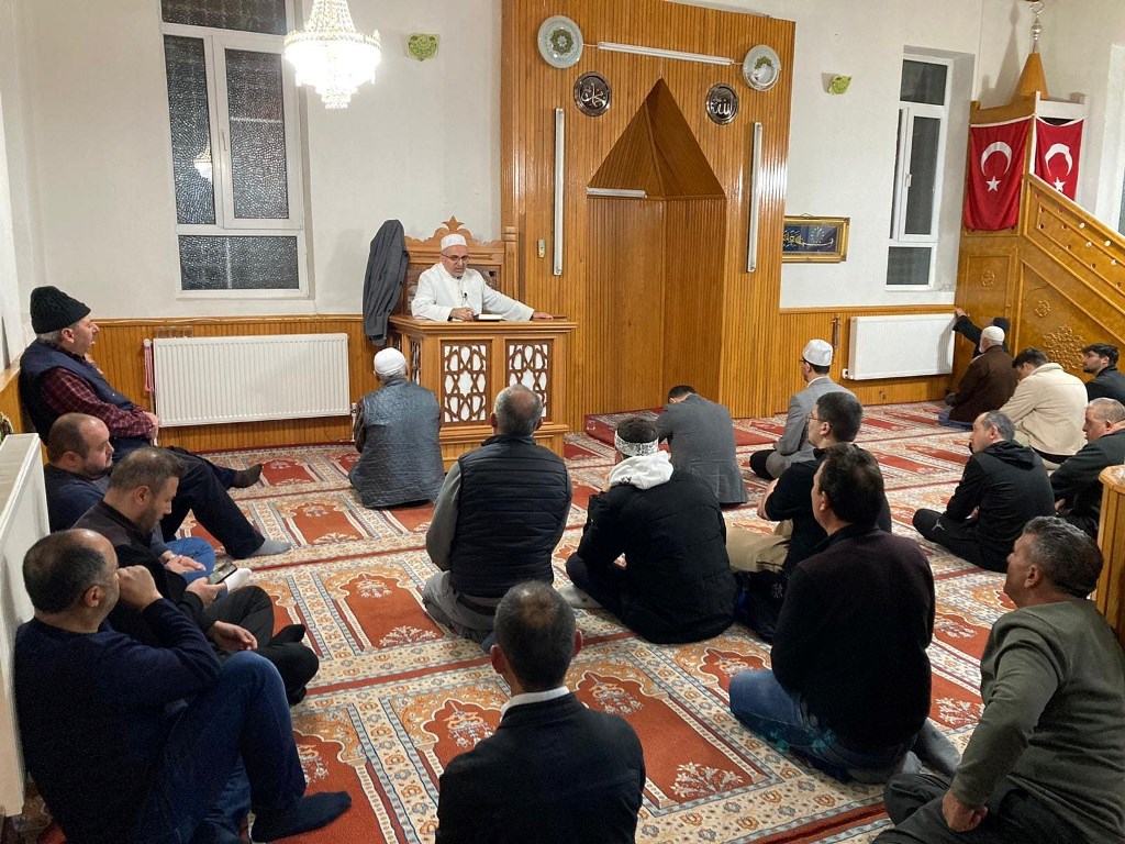 İMAMOĞLU ÖNCE VAAZ ETTİ SONRA TERAVİH NAMAZI KILDIRDI