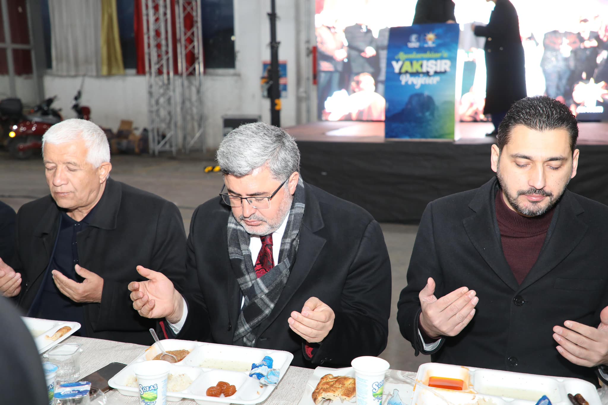 AK PARTİ'DEN ÜÇ MAHALLEYİ BİR ARAYA GETİREN İFTAR