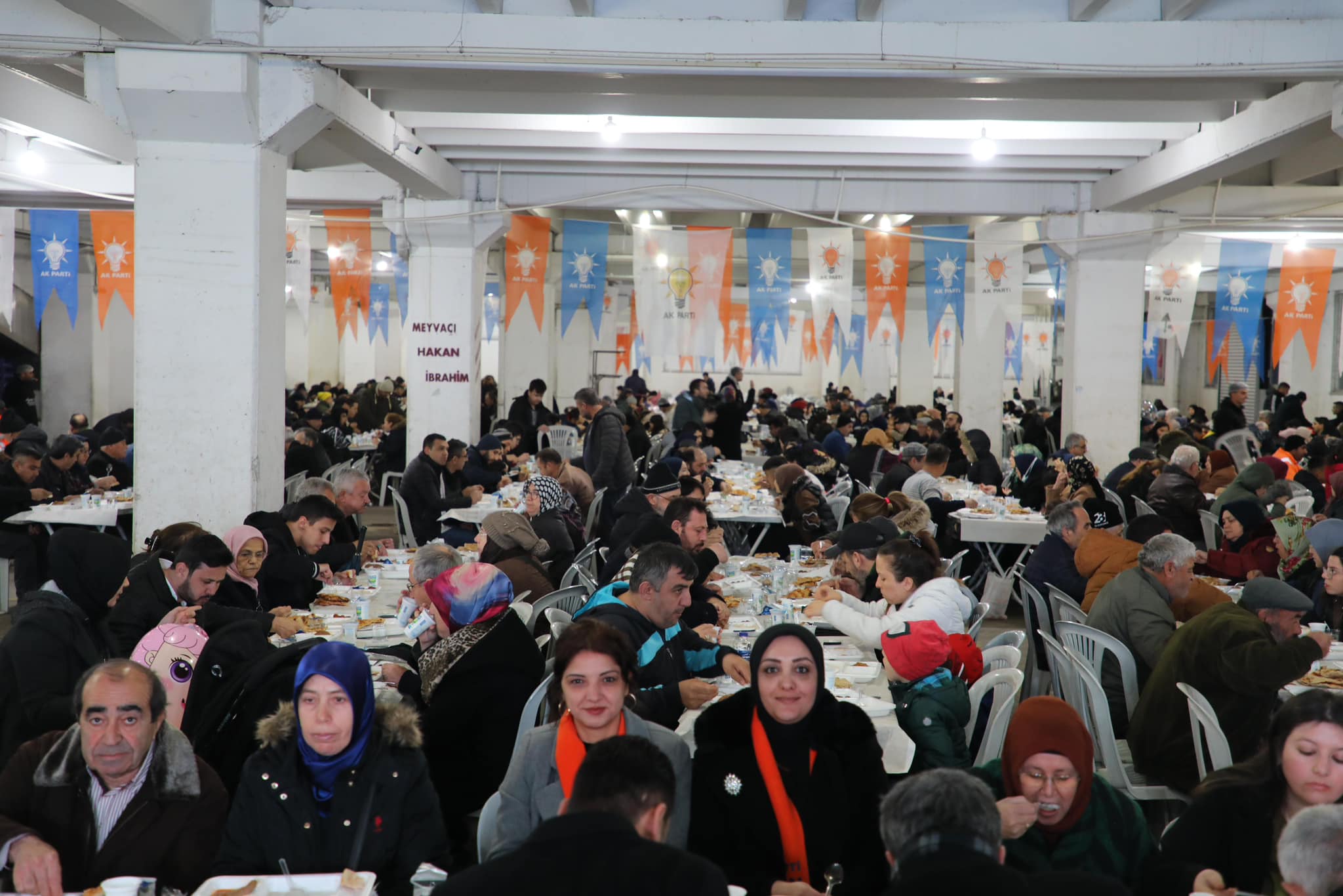 AK PARTİ'DEN ÜÇ MAHALLEYİ BİR ARAYA GETİREN İFTAR