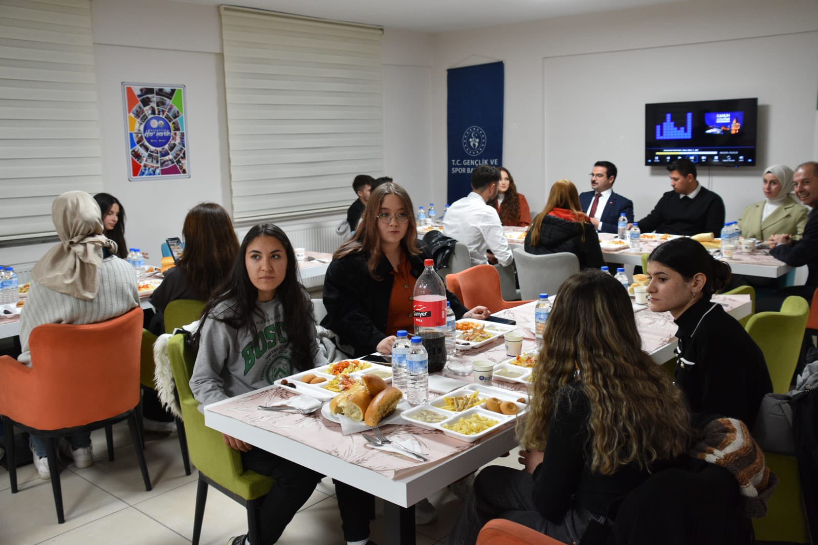 KAYMAKAM  HAN , GENÇLERLE BİRLİKTE  İFTARINI AÇTI