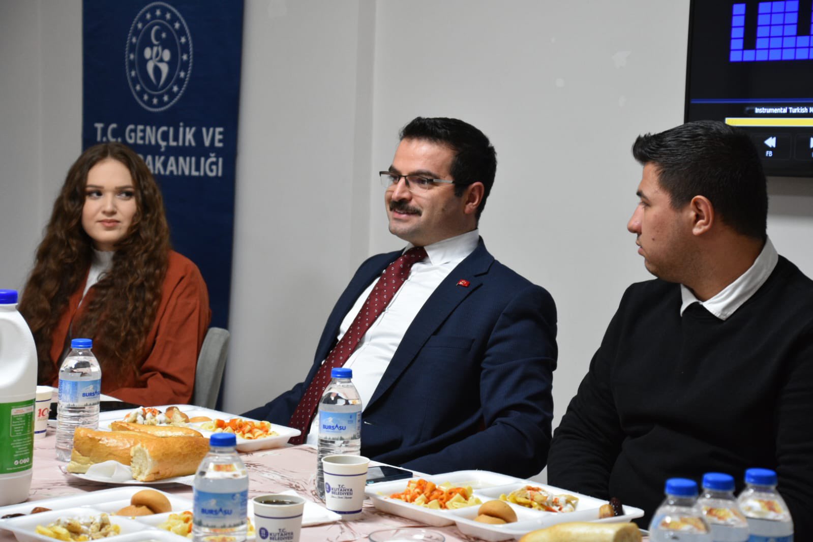 KAYMAKAM  HAN , GENÇLERLE BİRLİKTE  İFTARINI AÇTI