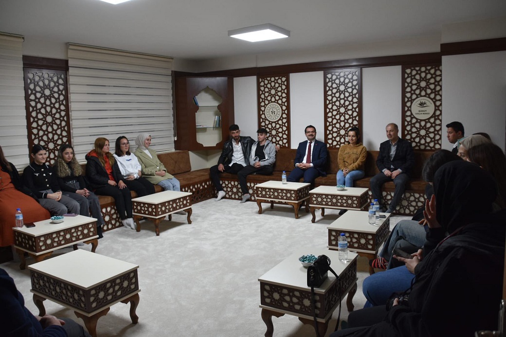 KAYMAKAM  HAN , GENÇLERLE BİRLİKTE  İFTARINI AÇTI