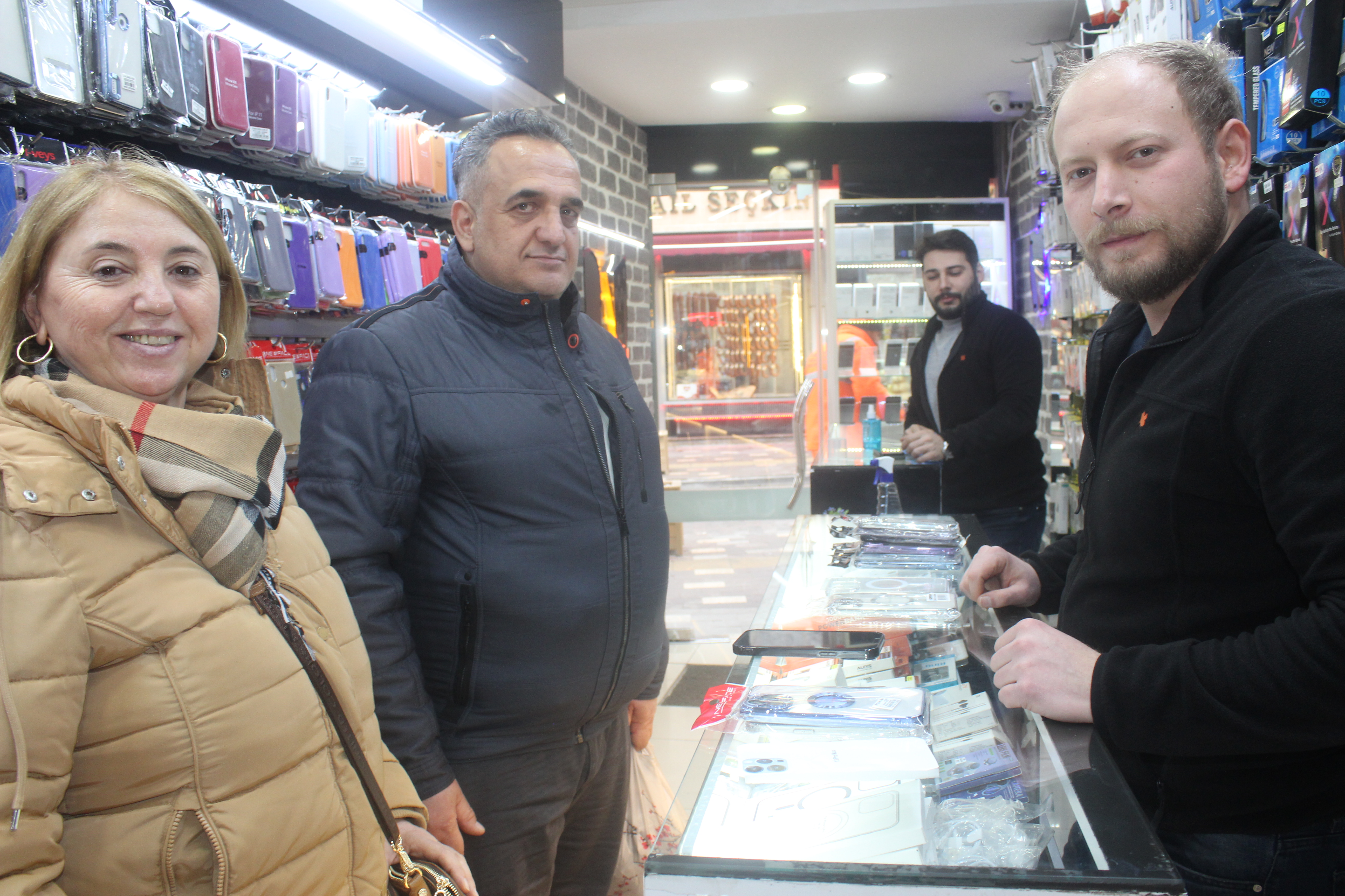 Afyonkarahisar Uzun Çarşı'nın Genç Telefoncu Esnafı: Teknoloji Cennetinde Yükselen İşler 'Uzay İletişim'