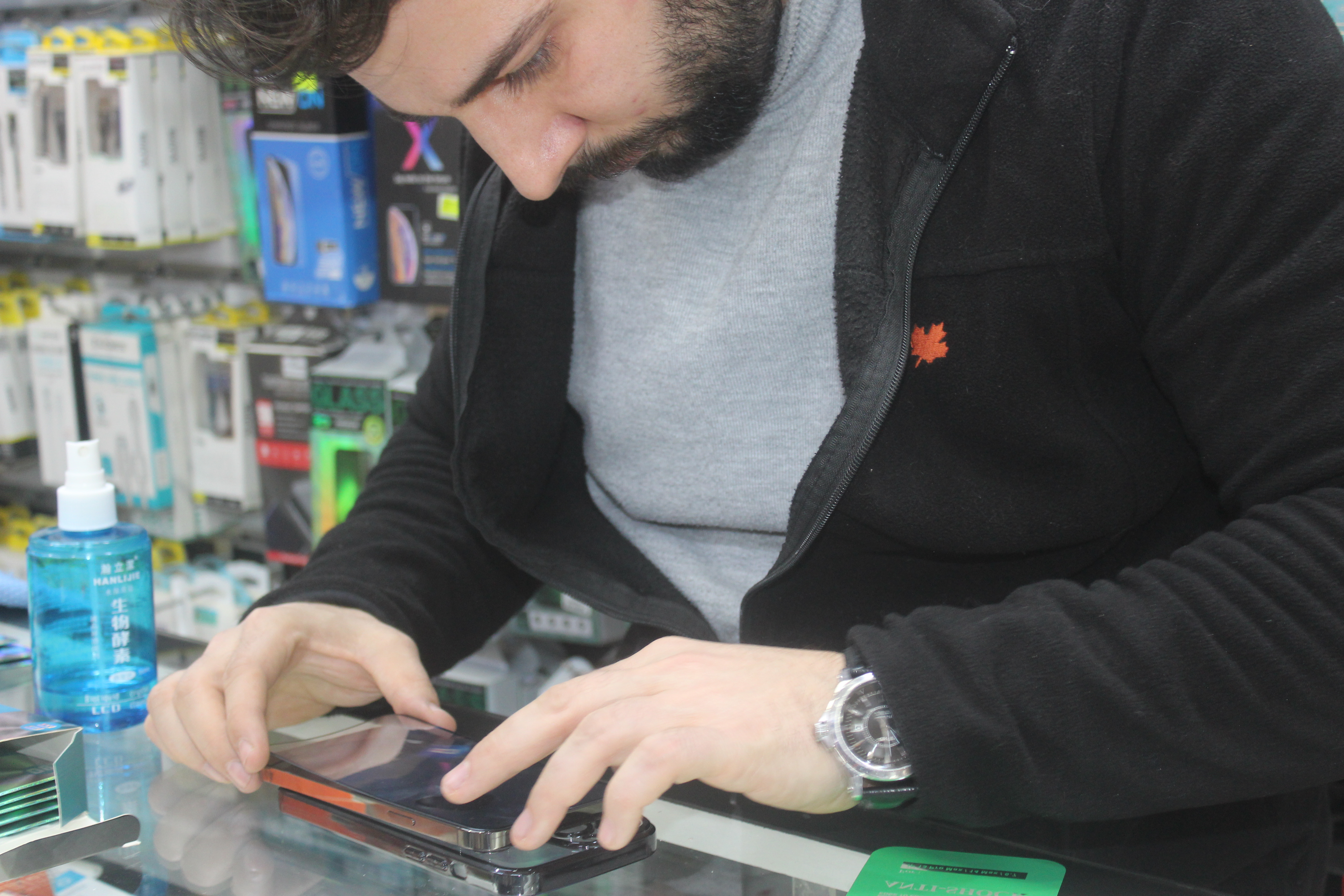 Afyonkarahisar Uzun Çarşı'nın Genç Telefoncu Esnafı: Teknoloji Cennetinde Yükselen İşler 'Uzay İletişim'