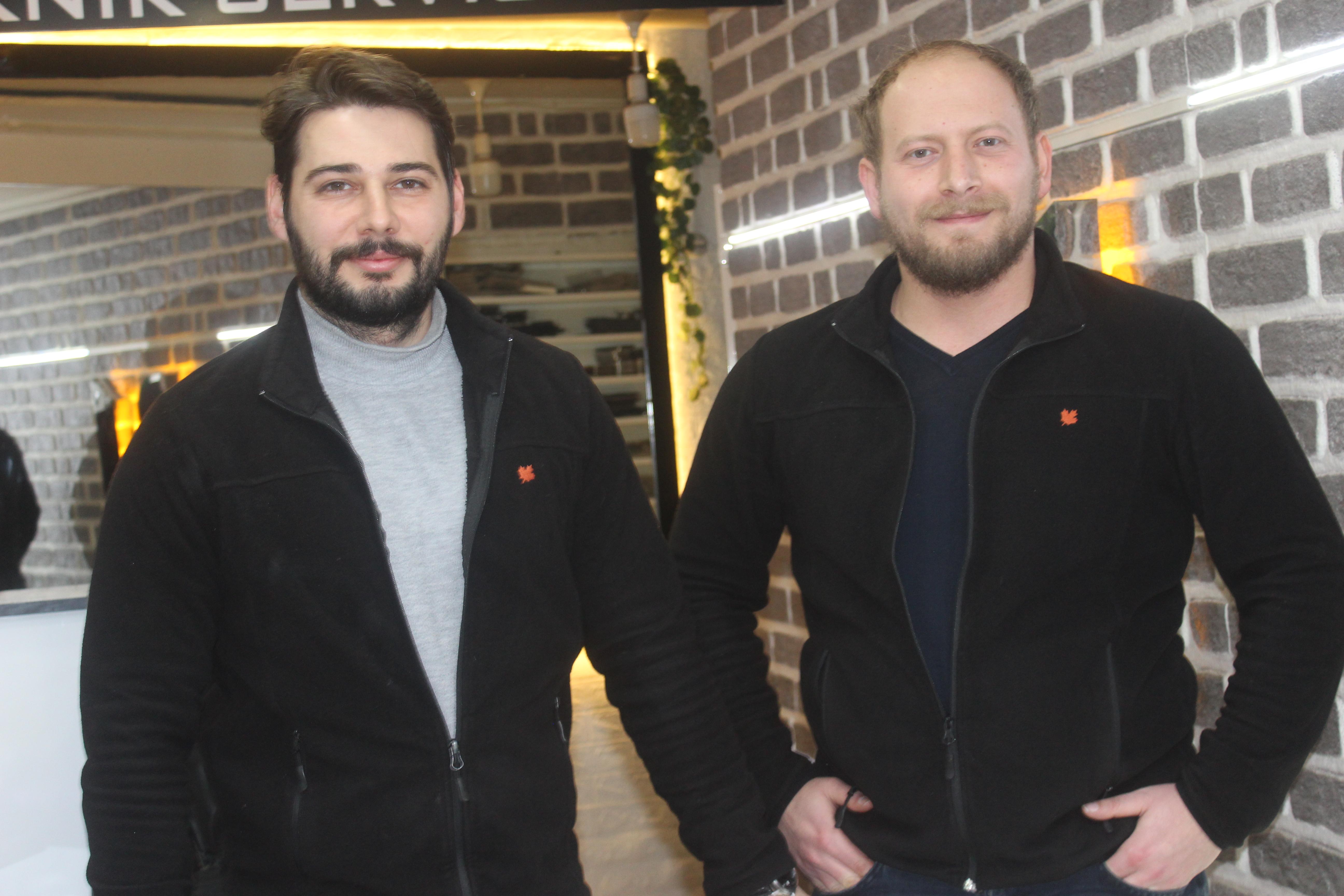 Afyonkarahisar Uzun Çarşı'nın Genç Telefoncu Esnafı: Teknoloji Cennetinde Yükselen İşler 'Uzay İletişim'