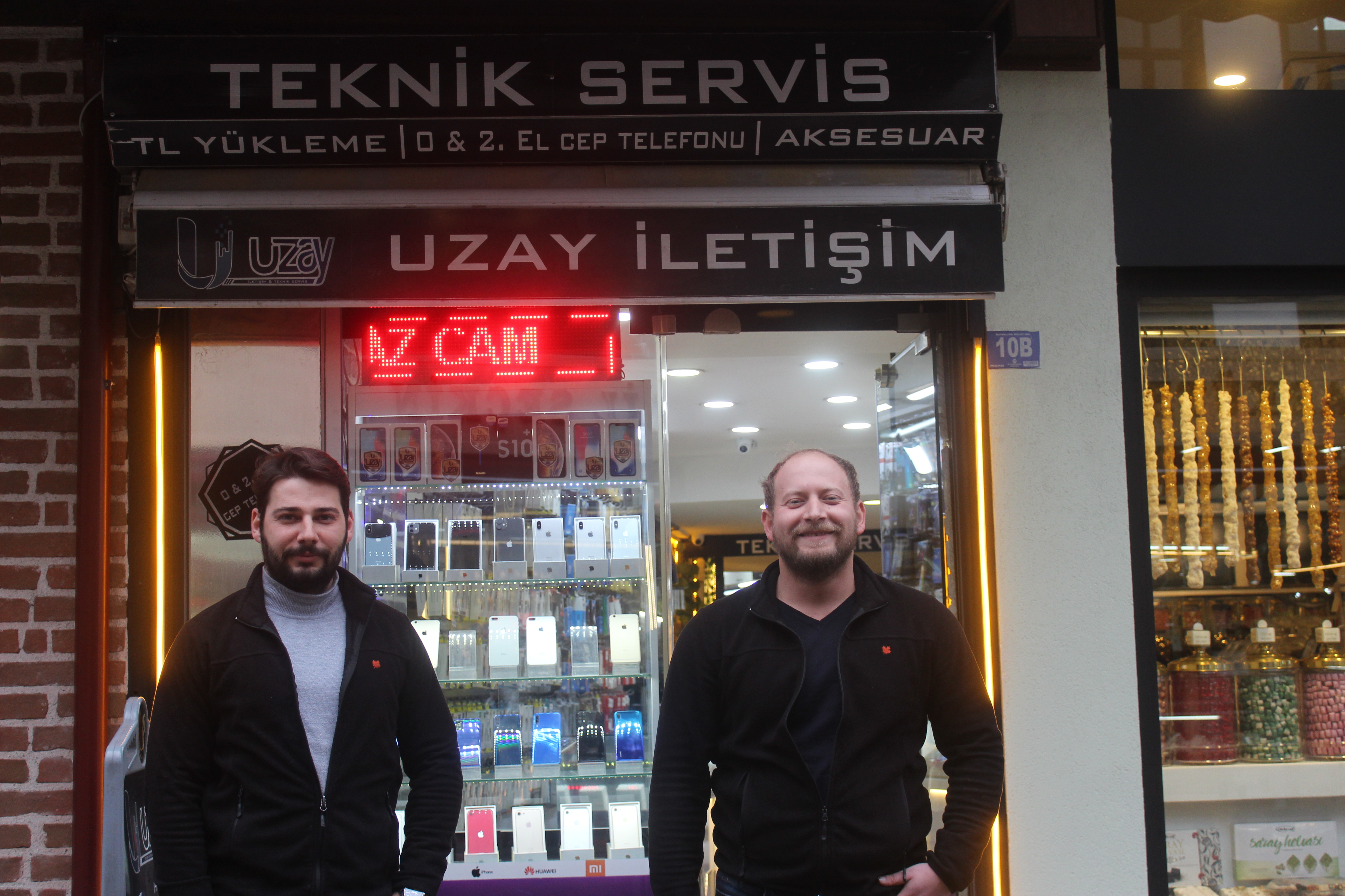 Afyonkarahisar Uzun Çarşı'nın Genç Telefoncu Esnafı: Teknoloji Cennetinde Yükselen İşler 'Uzay İletişim'