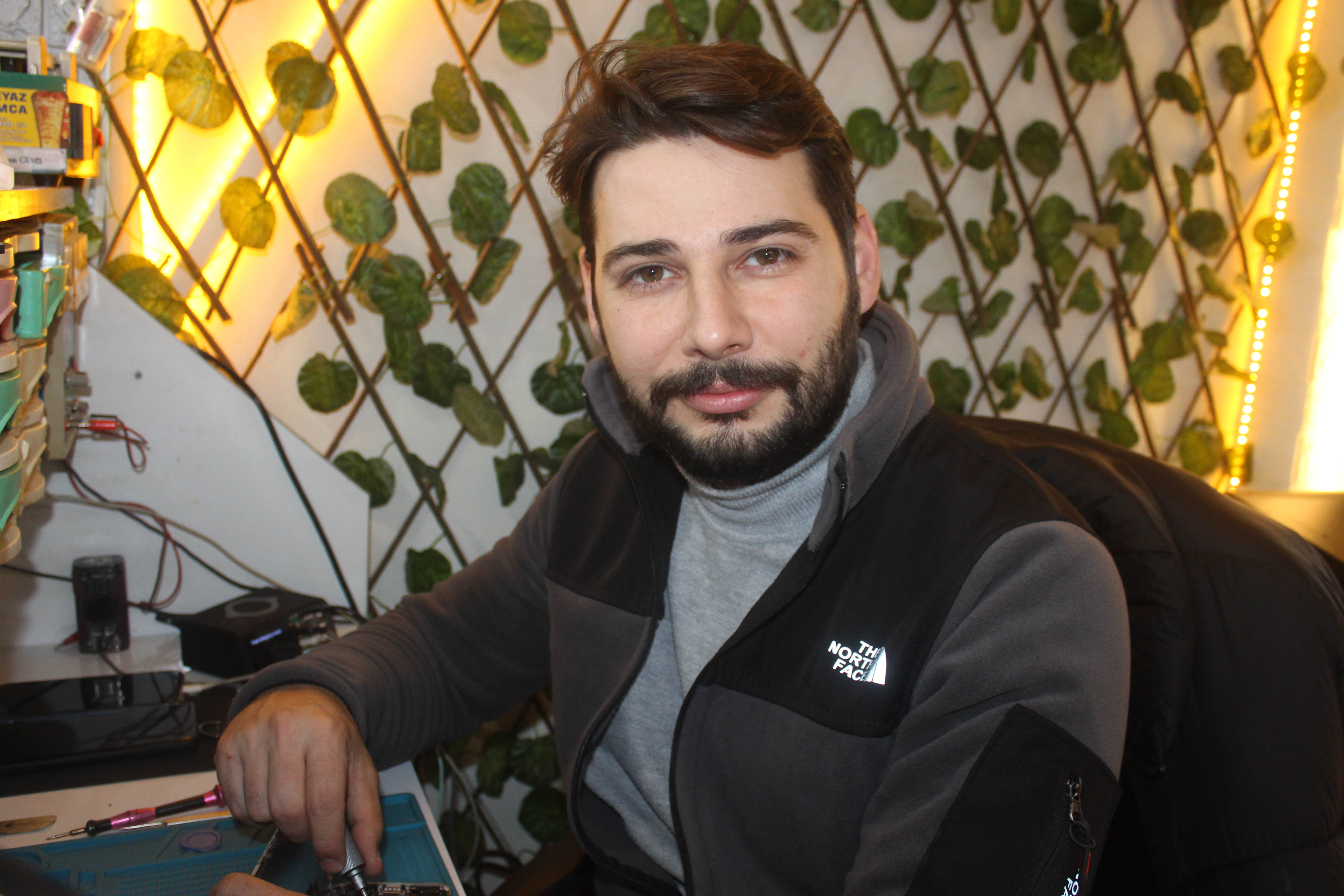 Afyonkarahisar Uzun Çarşı'nın Genç Telefoncu Esnafı: Teknoloji Cennetinde Yükselen İşler 'Uzay İletişim'