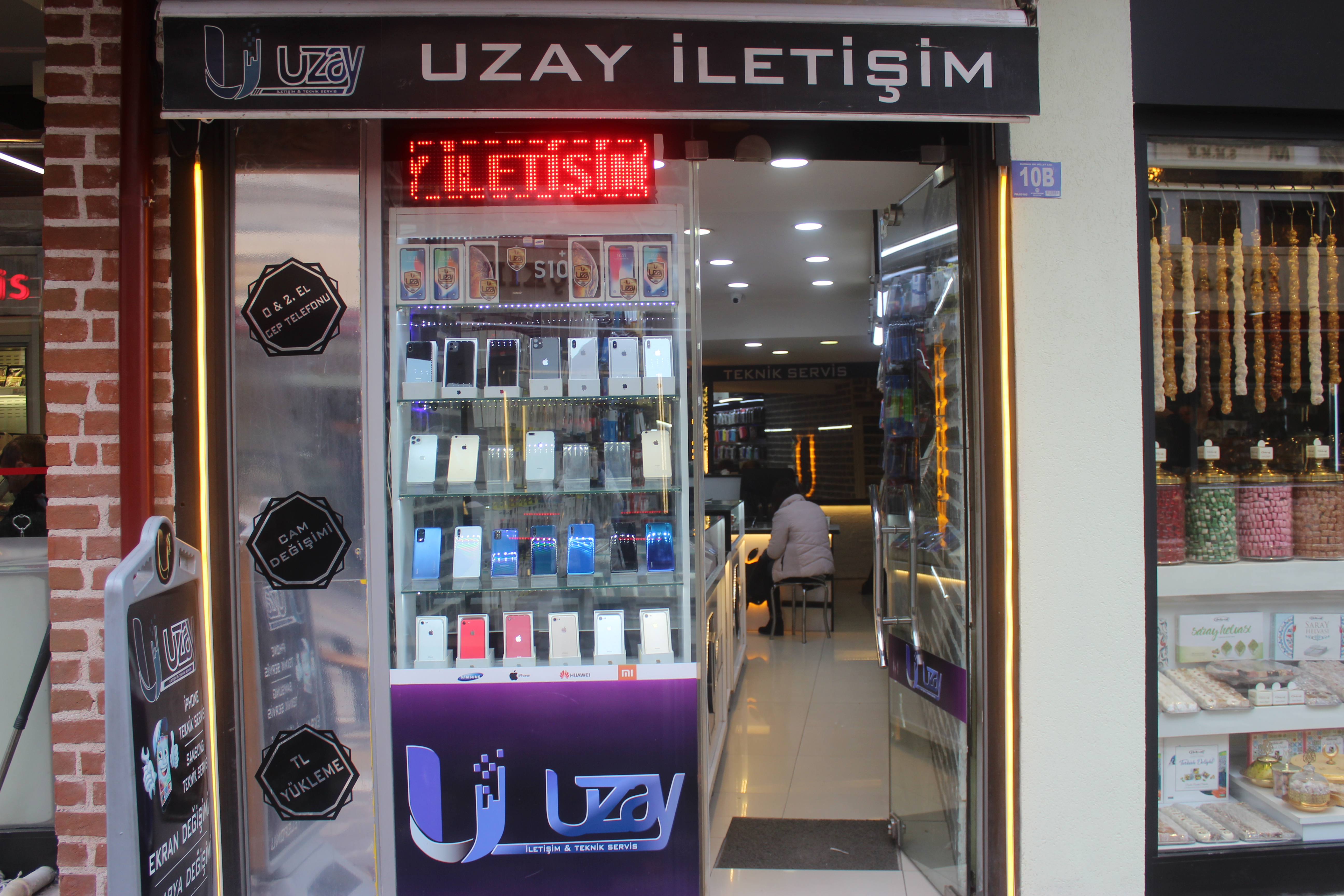 Afyonkarahisar Uzun Çarşı'nın Genç Telefoncu Esnafı: Teknoloji Cennetinde Yükselen İşler 'Uzay İletişim'