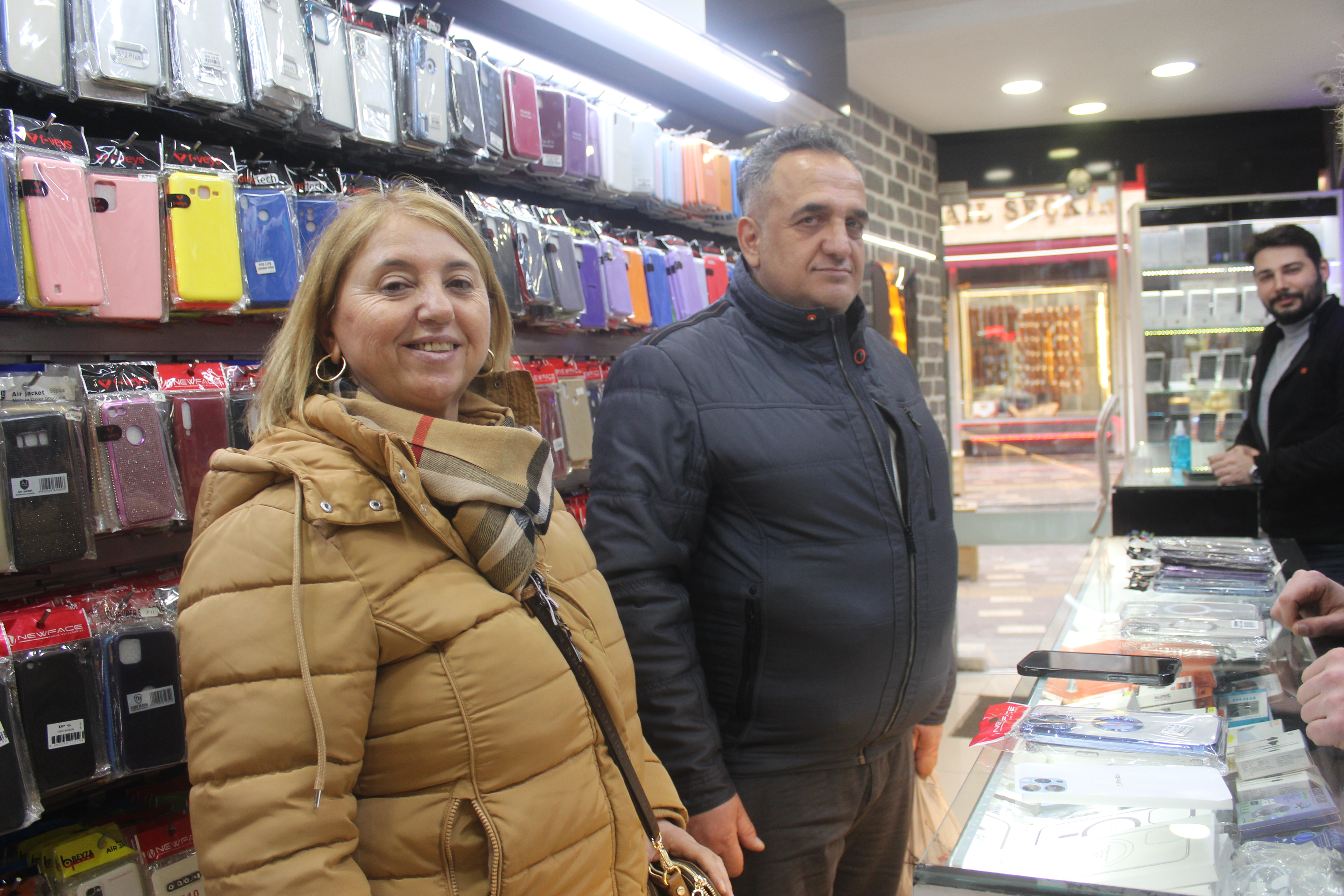 Afyonkarahisar Uzun Çarşı'nın Genç Telefoncu Esnafı: Teknoloji Cennetinde Yükselen İşler 'Uzay İletişim'