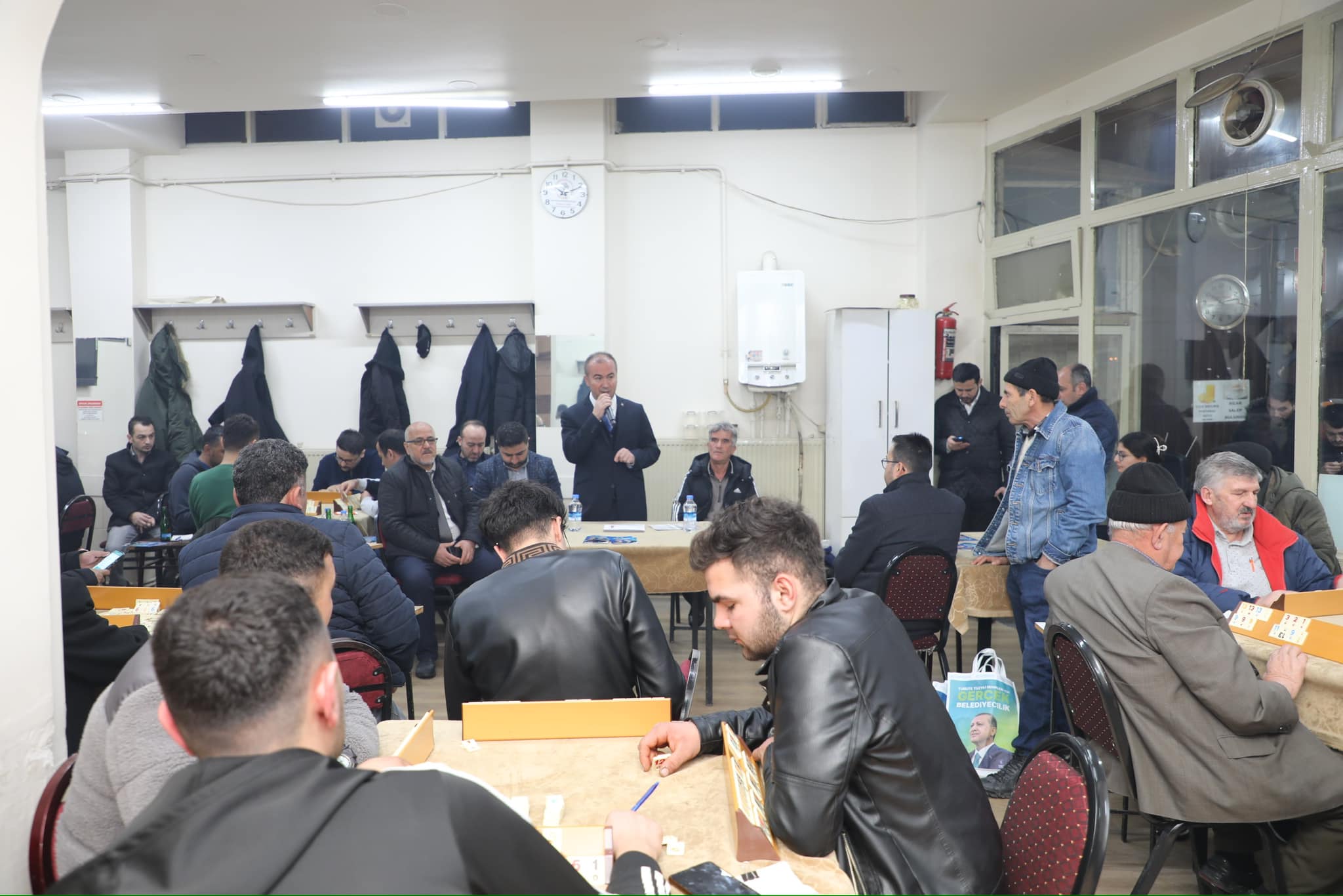 AK PARTİ TEŞKİLATI KAHVEHANE ZİYARETLERİNİ GERÇEKLEŞTİRDİ