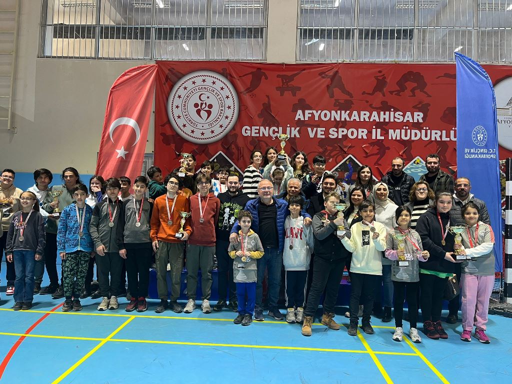 KÜÇÜKLER VE YILDIZLAR SATRANÇ ŞAMPİYONASI TAMAMLANDI